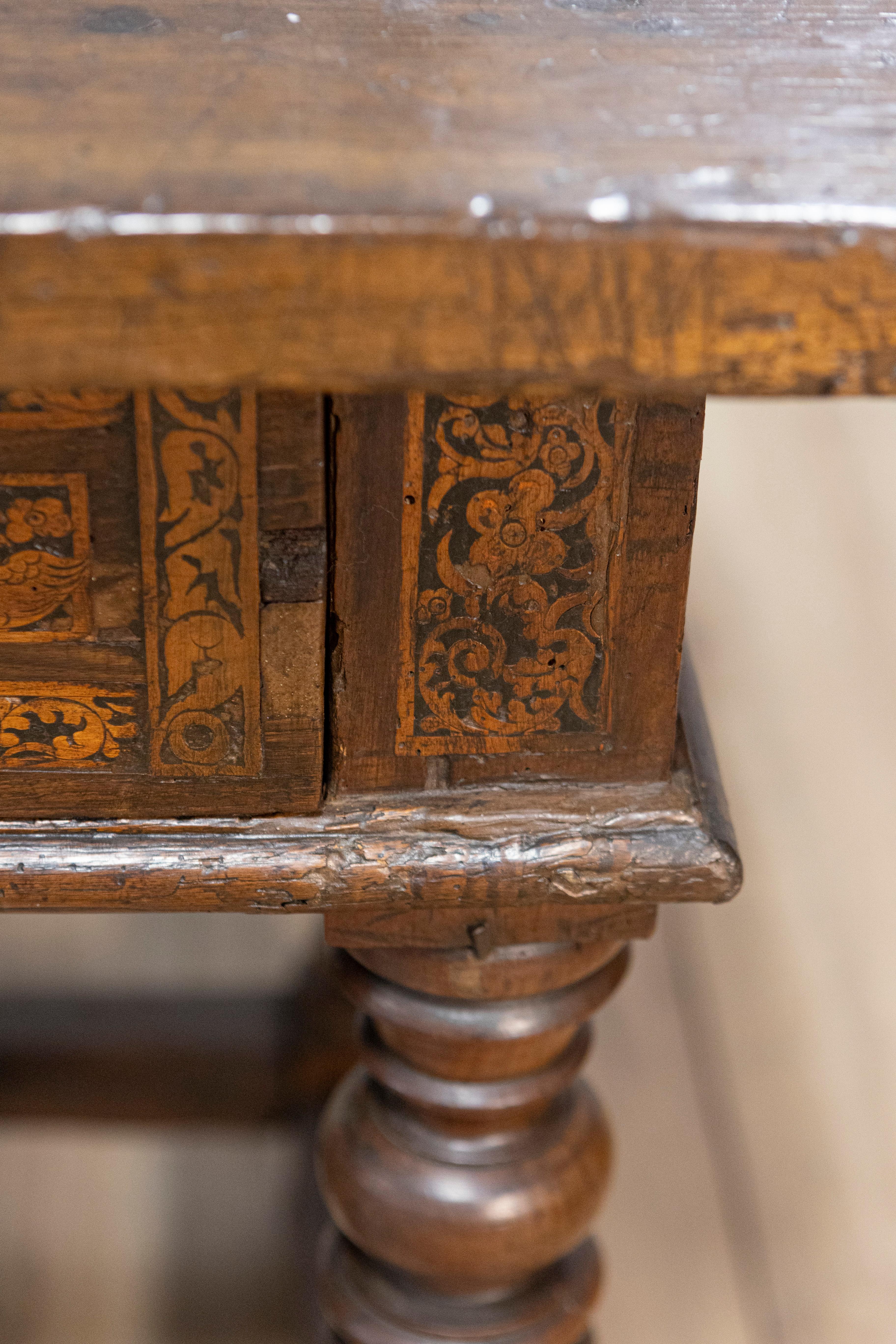 Italienischer Barocktisch aus Nussbaum und Esche aus den 1690er Jahren mit gedrechselten Beinen im Angebot 8