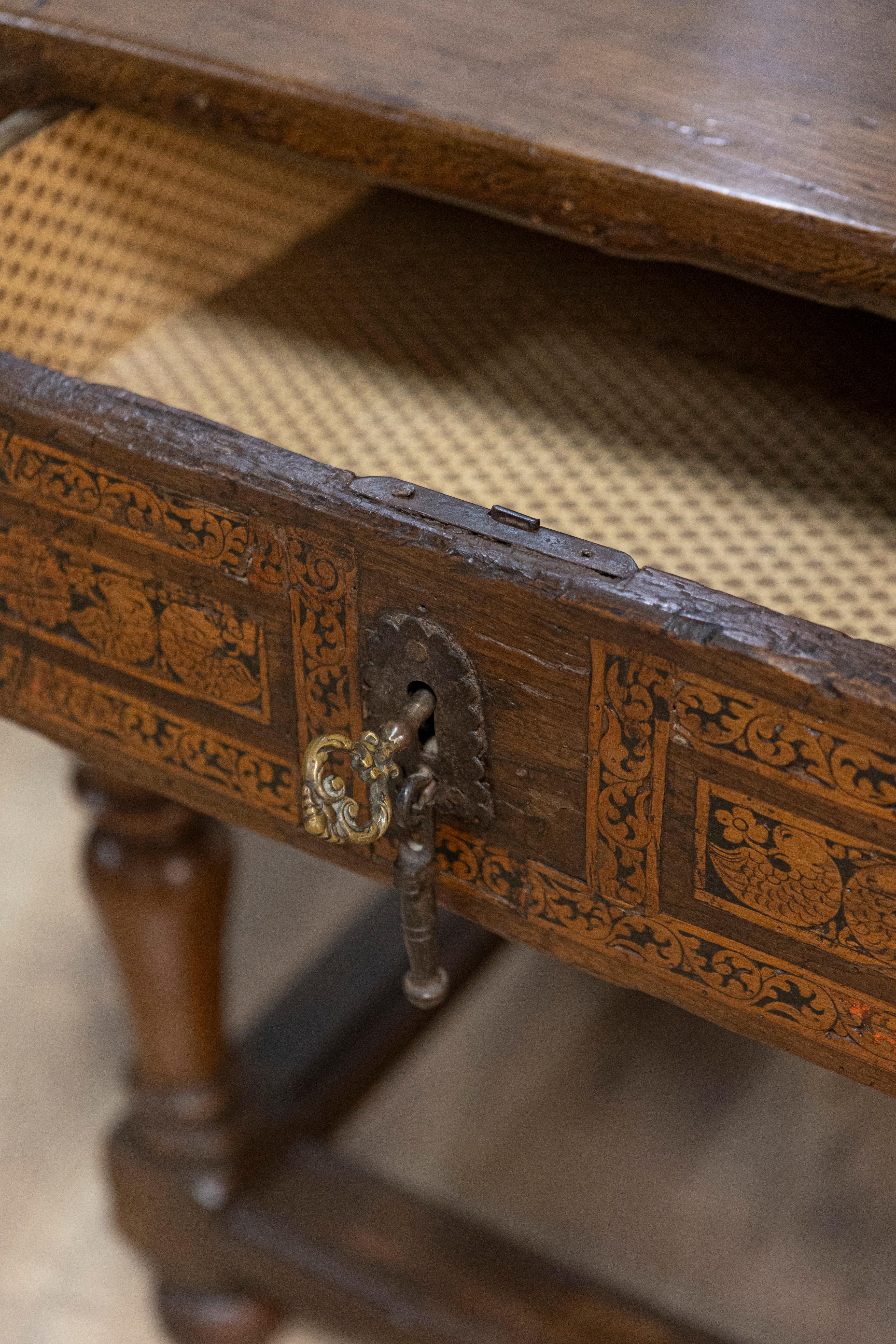 Italienischer Barocktisch aus Nussbaum und Esche aus den 1690er Jahren mit gedrechselten Beinen im Angebot 10