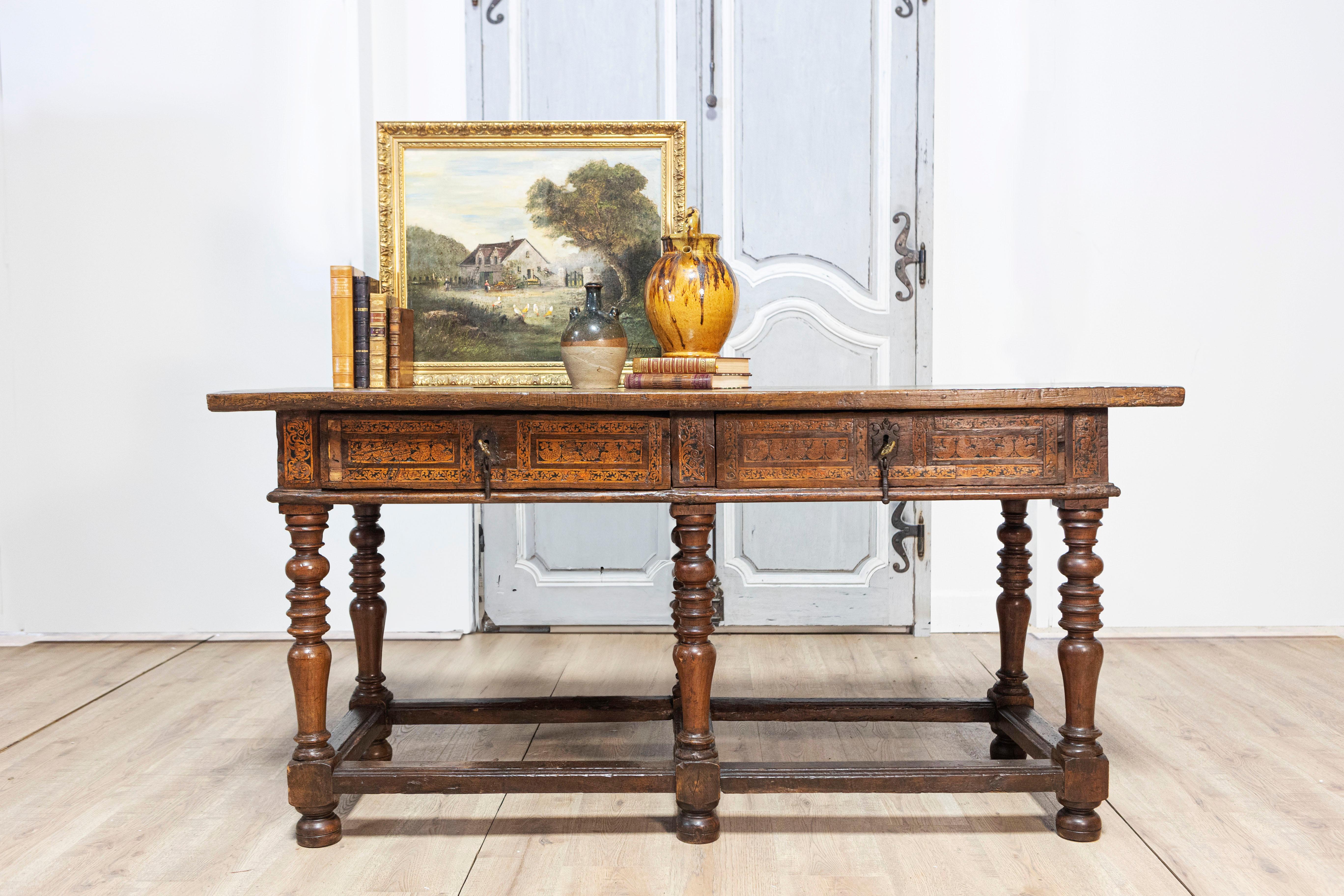 Italienischer Barocktisch aus Nussbaum und Esche aus den 1690er Jahren mit gedrechselten Beinen im Angebot 13