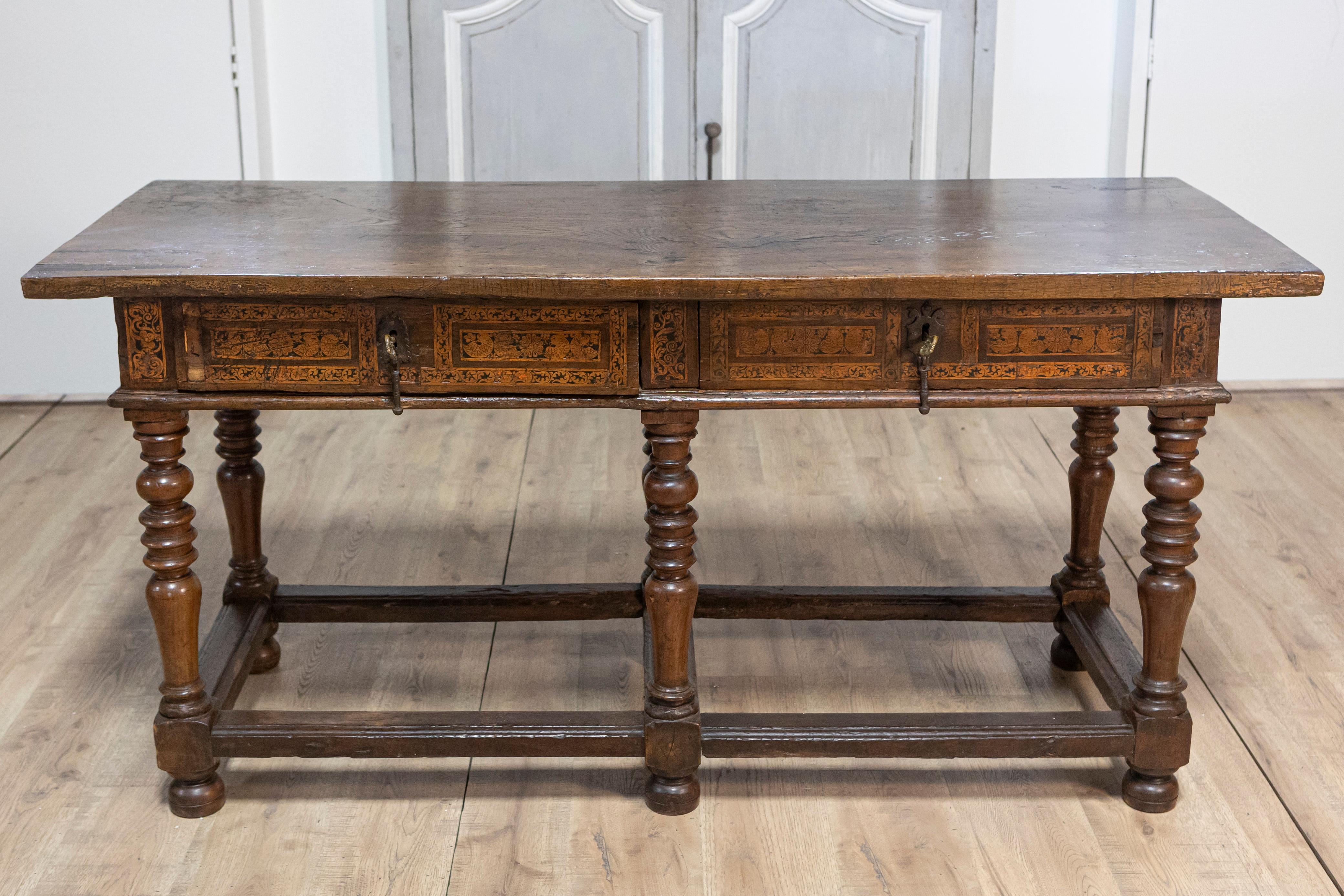 Ein italienischer Refektoriumstisch aus Nussbaum und Esche aus der Barockzeit um 1690 mit zwei Schubladen, gedrechselten Beinen und Eisenbeschlägen. Dieser exquisite italienische Barocktisch aus Nussbaum und Esche aus der Zeit um 1690 strahlt