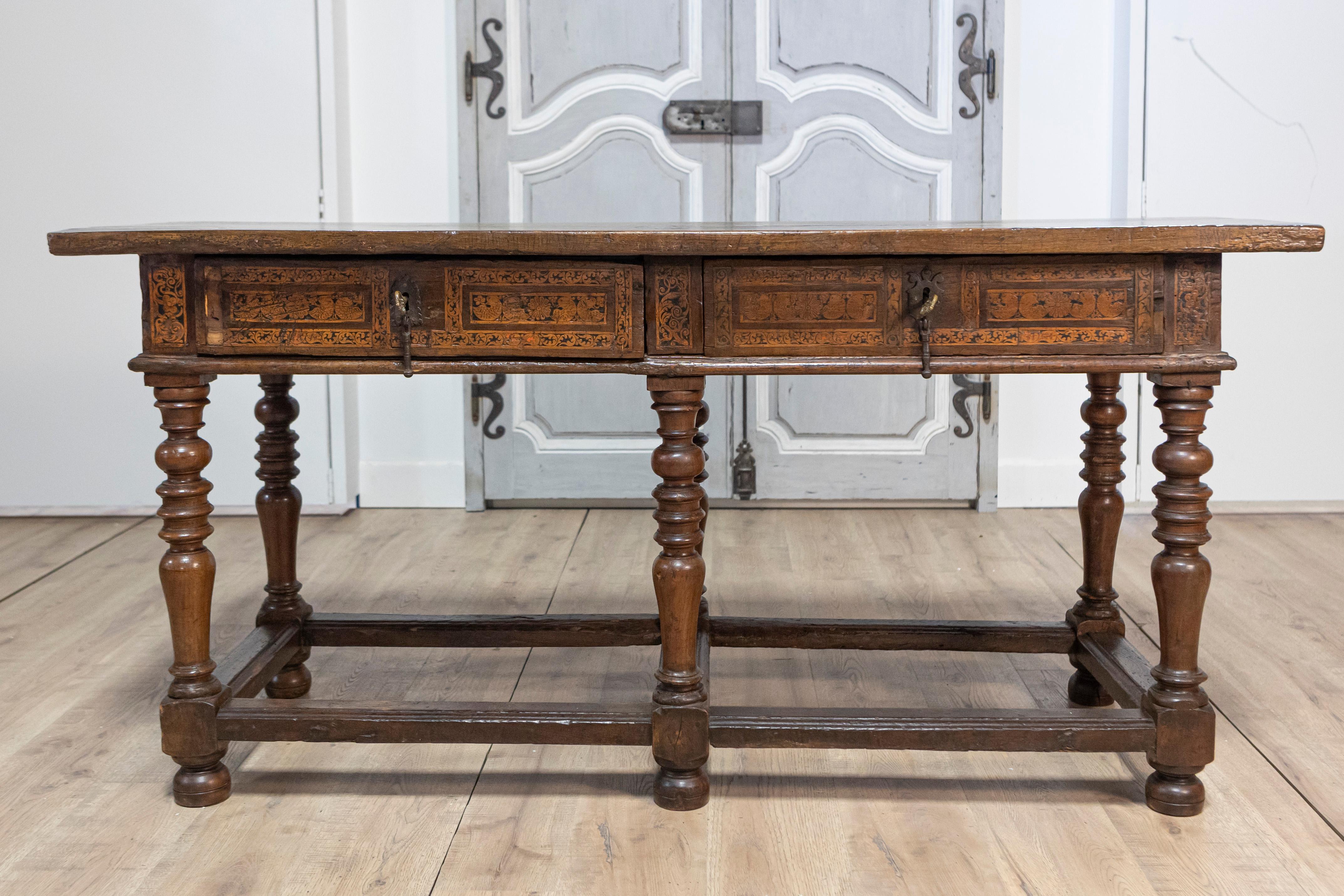 Italienischer Barocktisch aus Nussbaum und Esche aus den 1690er Jahren mit gedrechselten Beinen (Gedrechselt) im Angebot