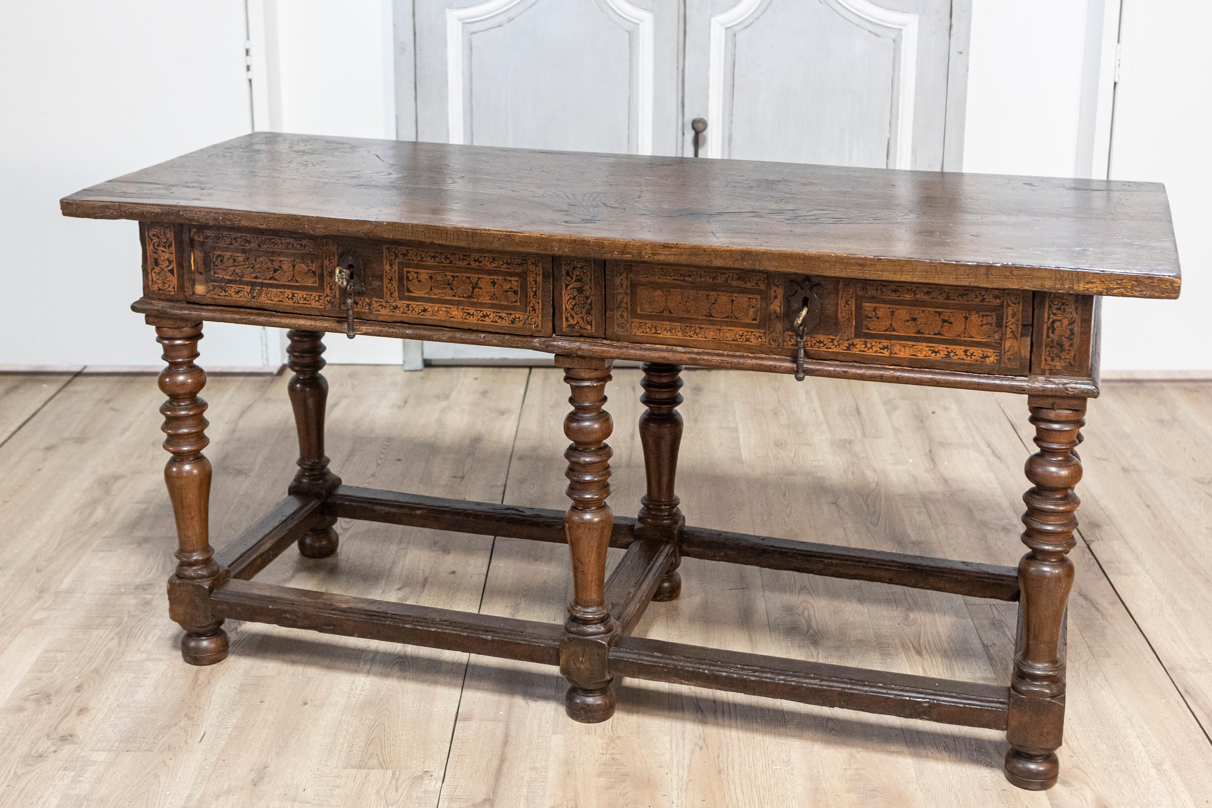Italienischer Barocktisch aus Nussbaum und Esche aus den 1690er Jahren mit gedrechselten Beinen im Zustand „Gut“ im Angebot in Atlanta, GA
