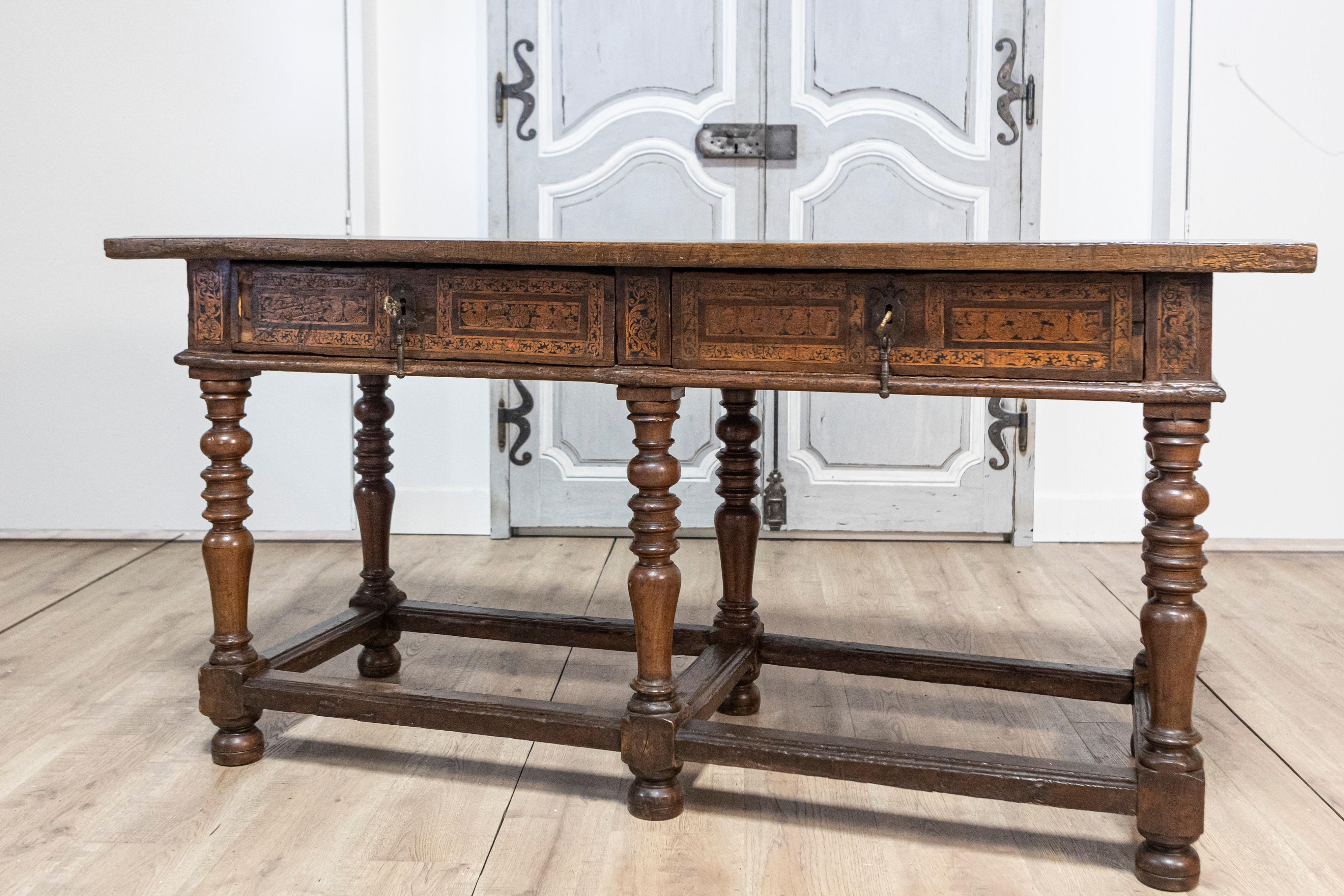 Italienischer Barocktisch aus Nussbaum und Esche aus den 1690er Jahren mit gedrechselten Beinen (17. Jahrhundert) im Angebot