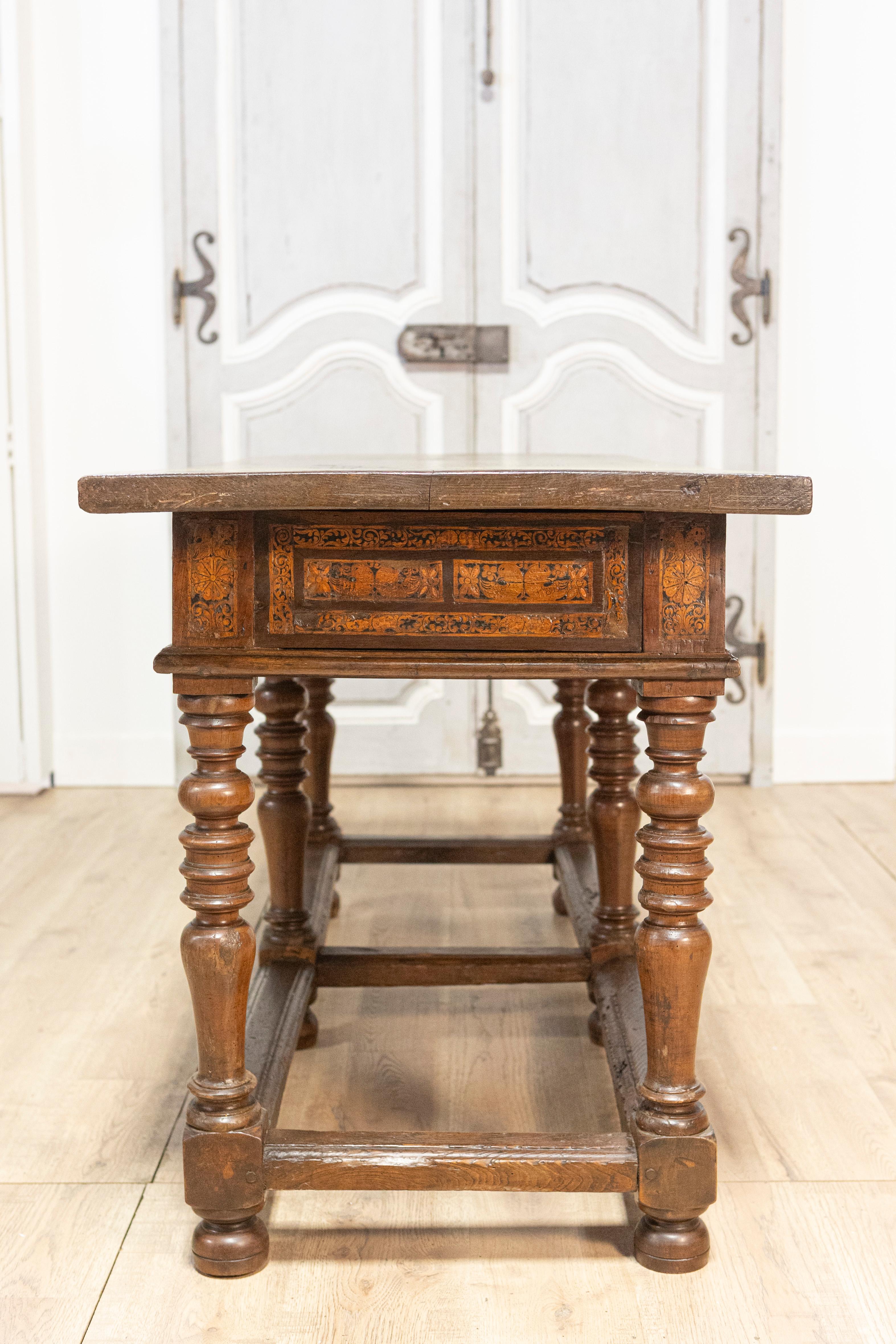 Italienischer Barocktisch aus Nussbaum und Esche aus den 1690er Jahren mit gedrechselten Beinen im Angebot 1