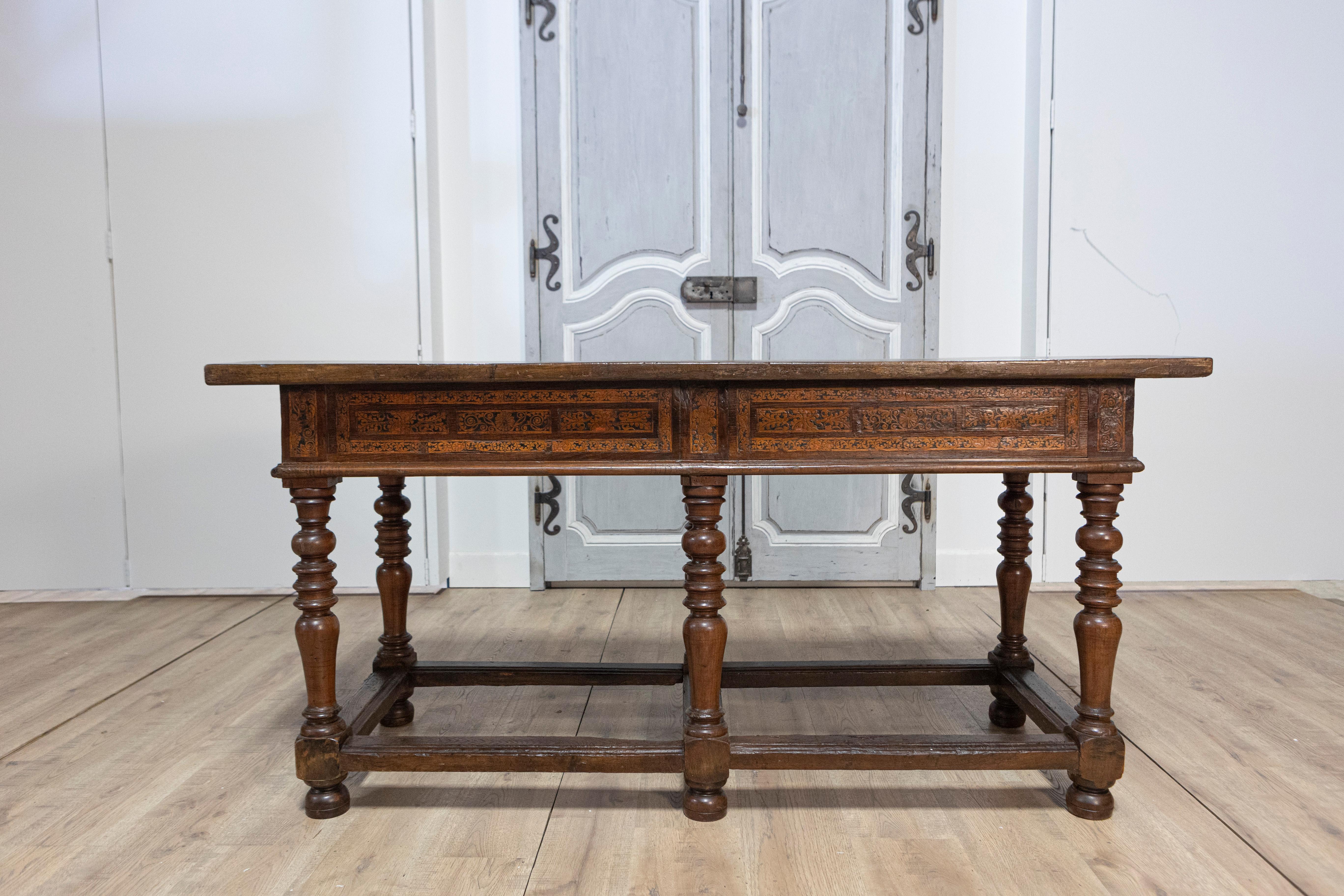 Italienischer Barocktisch aus Nussbaum und Esche aus den 1690er Jahren mit gedrechselten Beinen im Angebot 2