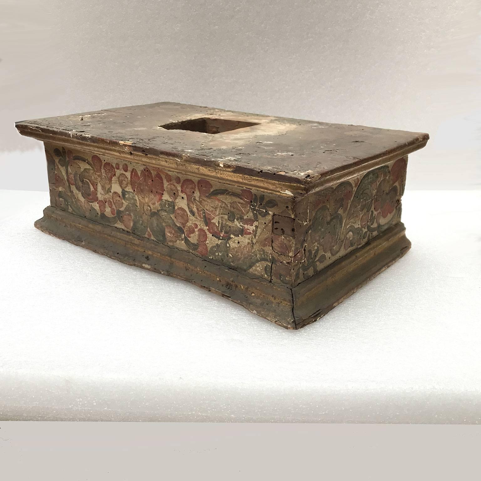 17th Century Italian Baroque Basement Painted and Gilt Wood Sculpture Stand 1661 In Good Condition In Milan, IT