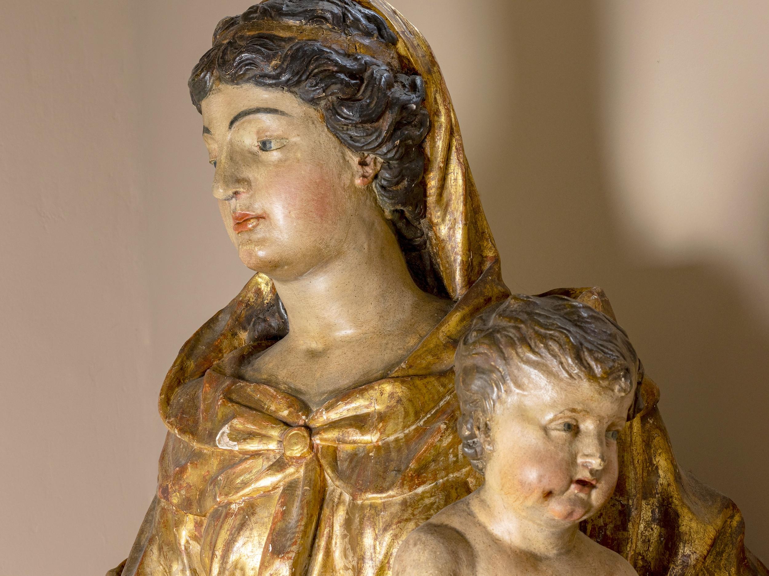 Italian Baroque Religious Madonna and Child Statue, 18th Century In Good Condition For Sale In Lisbon, PT