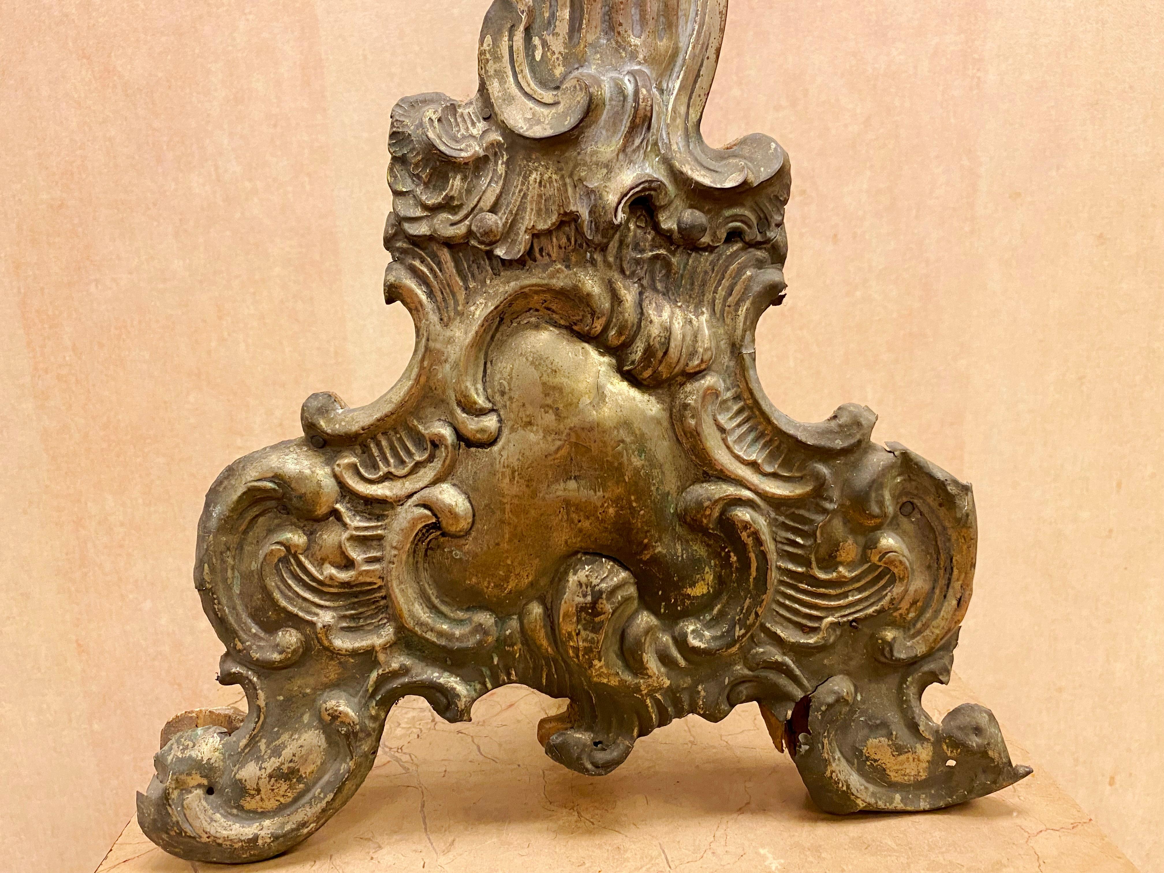 Italienische Barock-Kerzenständer aus Silber im Repousse-Stil (18. Jahrhundert und früher) im Angebot