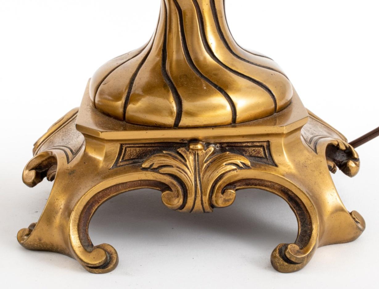 Paire de lampes italiennes en bronze de style néo-baroque en vente 4