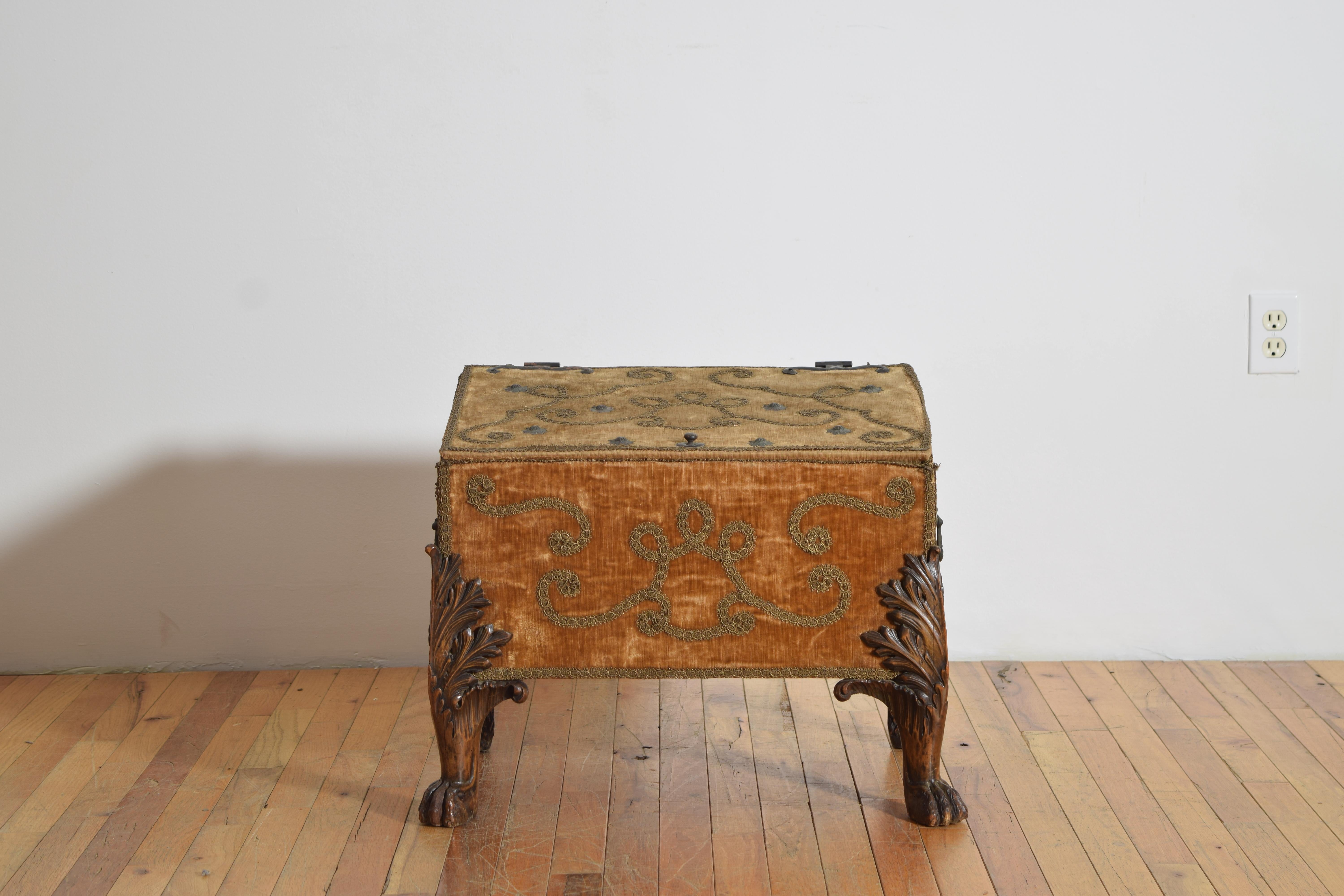 Caja grande con patas, italiana, renacimiento barroco, tapizada de terciopelo, ca. 1875 Renacimiento barroco en venta