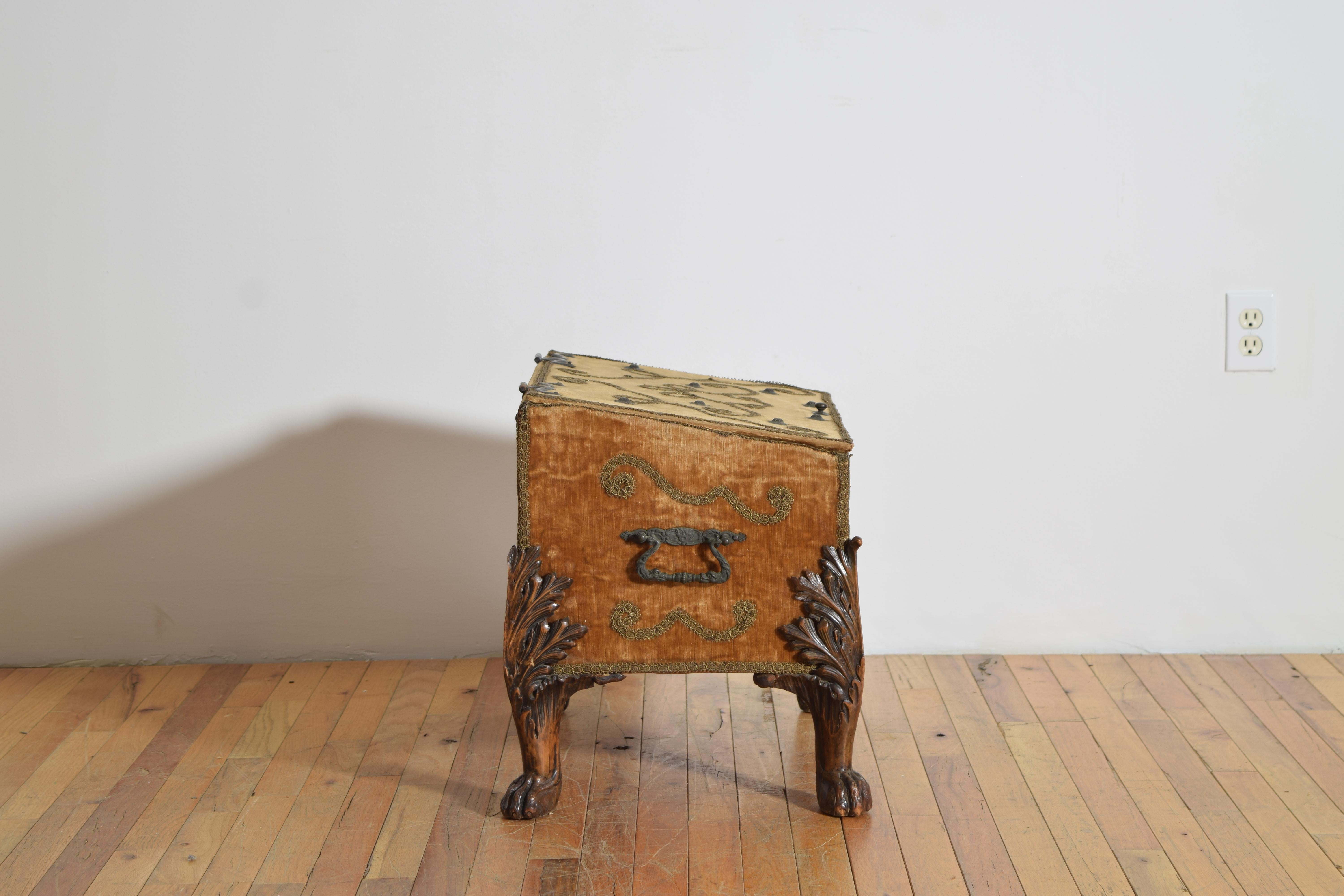 Caja grande con patas, italiana, renacimiento barroco, tapizada de terciopelo, ca. 1875 Italiano en venta