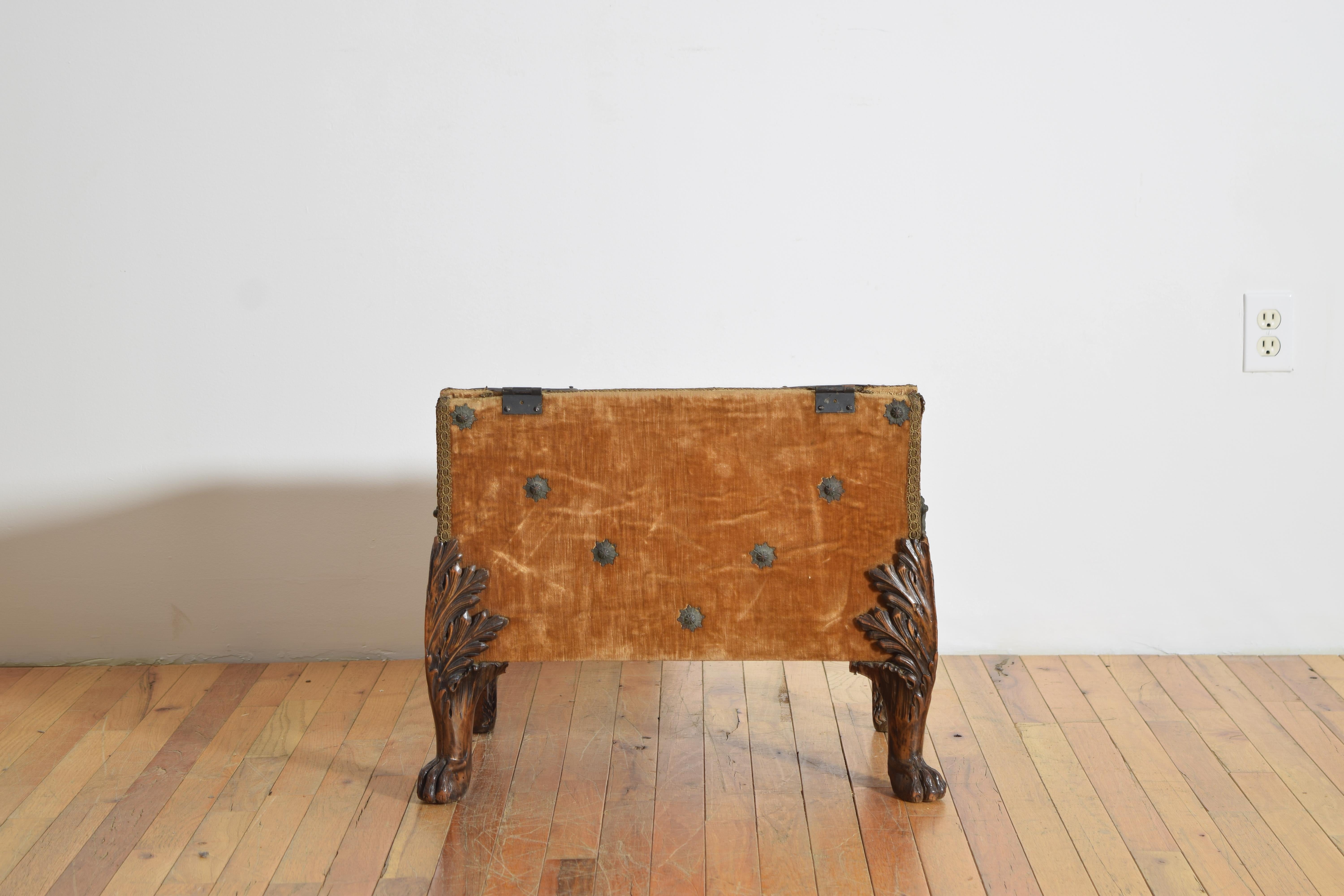 Caja grande con patas, italiana, renacimiento barroco, tapizada de terciopelo, ca. 1875 en Bueno estado para la venta en Atlanta, GA