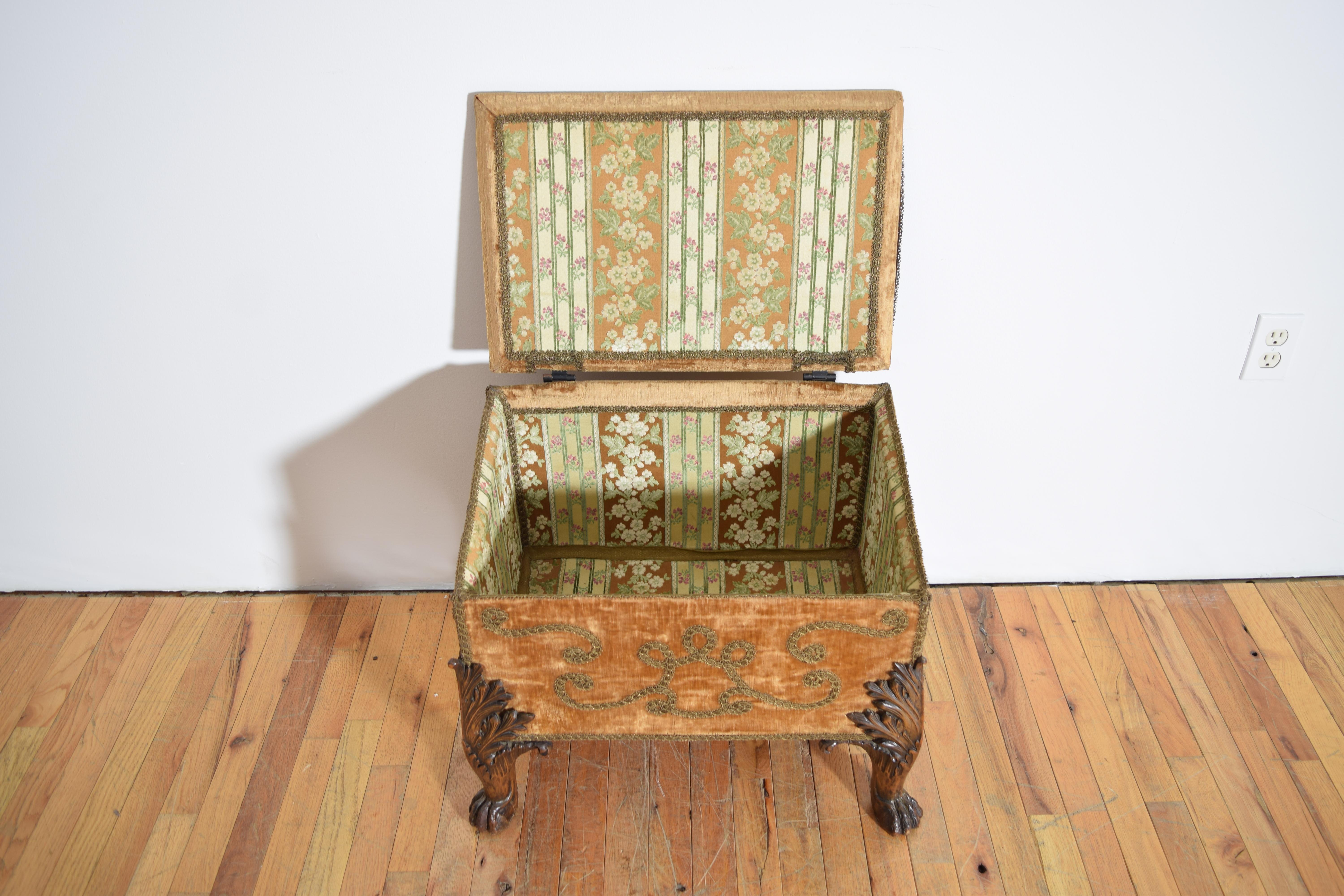 Caja grande con patas, italiana, renacimiento barroco, tapizada de terciopelo, ca. 1875 Fines del siglo XIX en venta