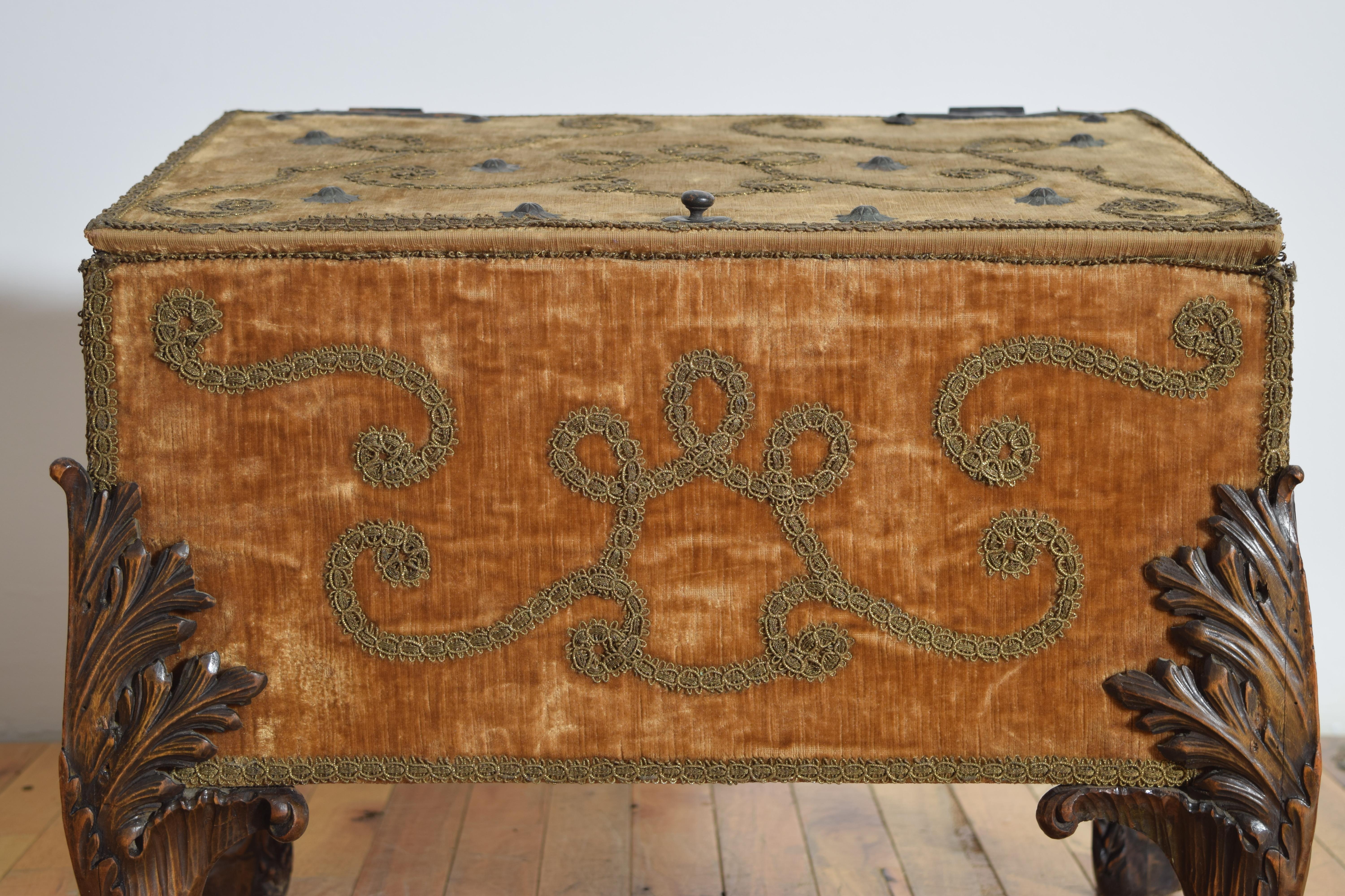 Caja grande con patas, italiana, renacimiento barroco, tapizada de terciopelo, ca. 1875 Terciopelo en venta