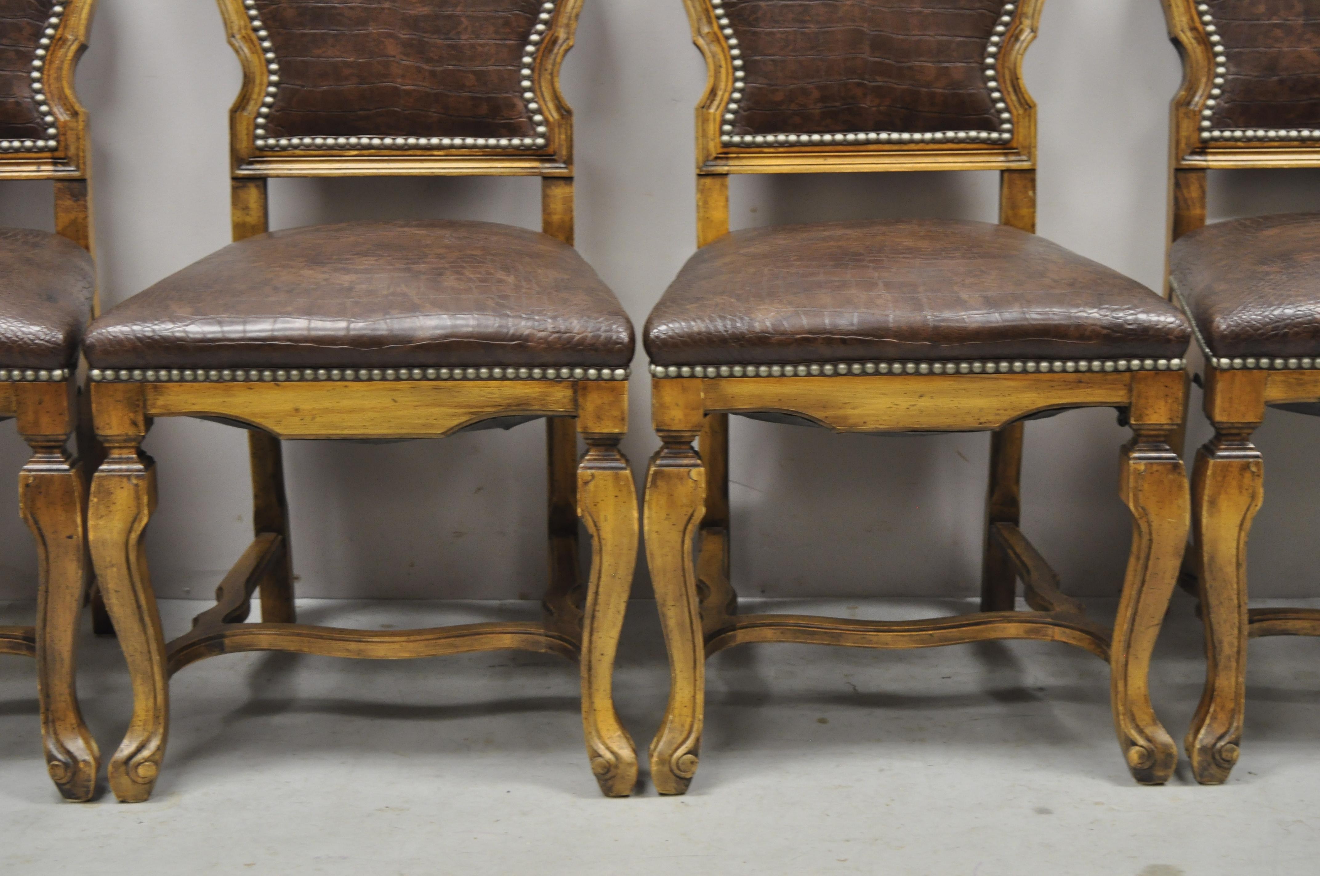 Italienische Barock-Rokoko-Esszimmerstühle aus geschnitztem Holz mit braunem Reptildruck, 4er-Set im Zustand „Gut“ im Angebot in Philadelphia, PA