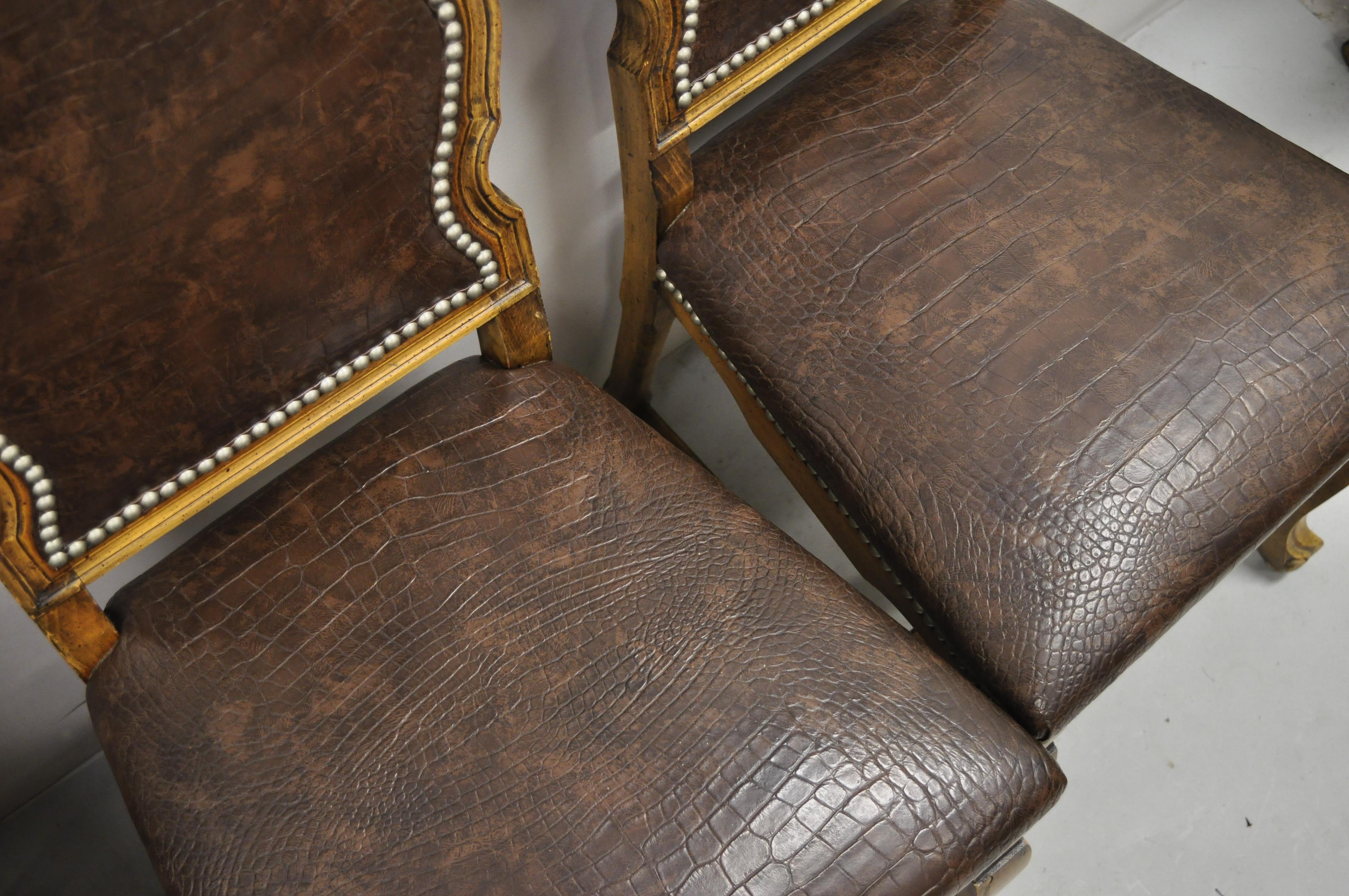 Italienische Barock-Rokoko-Esszimmerstühle aus geschnitztem Holz mit braunem Reptildruck, 4er-Set (Stoff) im Angebot