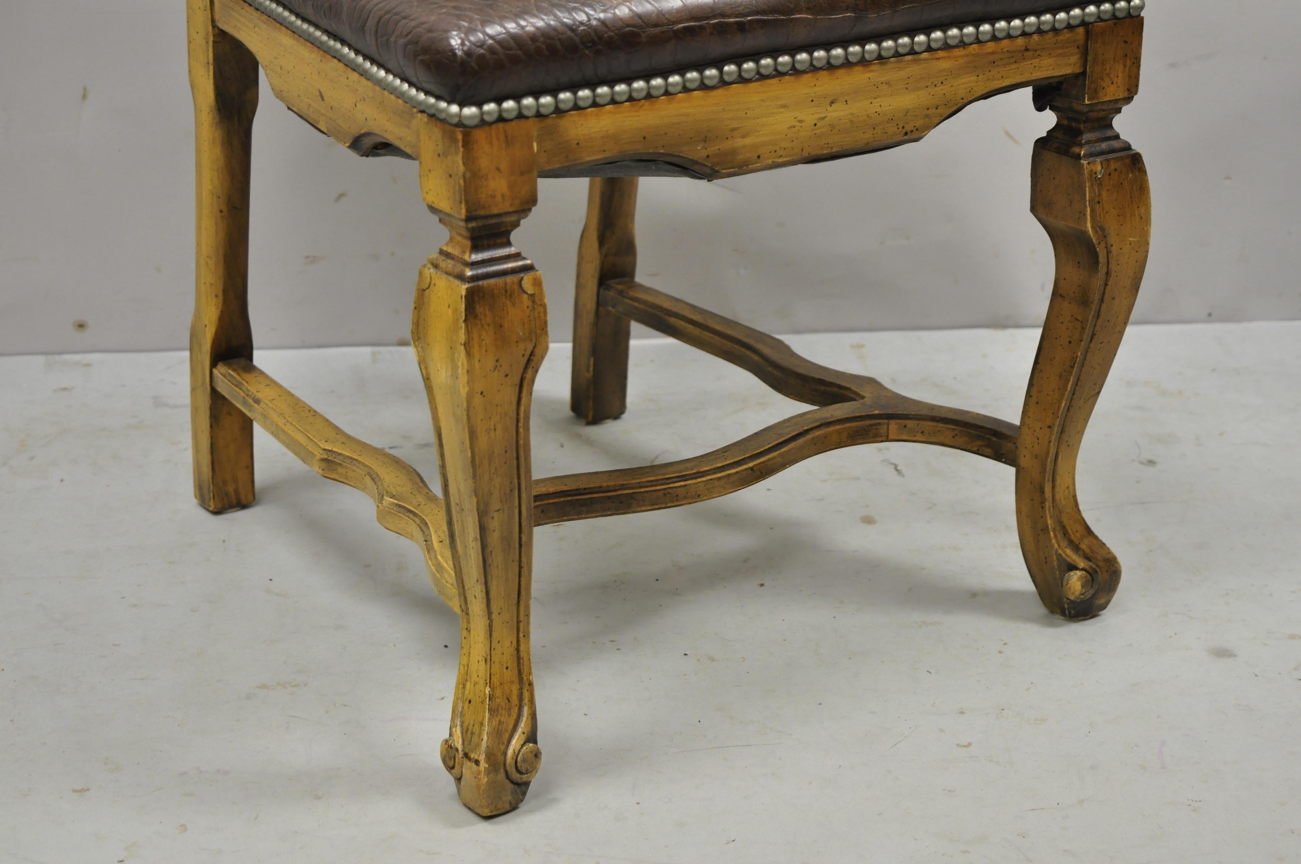 Chaises de salle à manger baroques italiennes rococo en bois sculpté à imprimé reptile marron, lot de 4 en vente 1