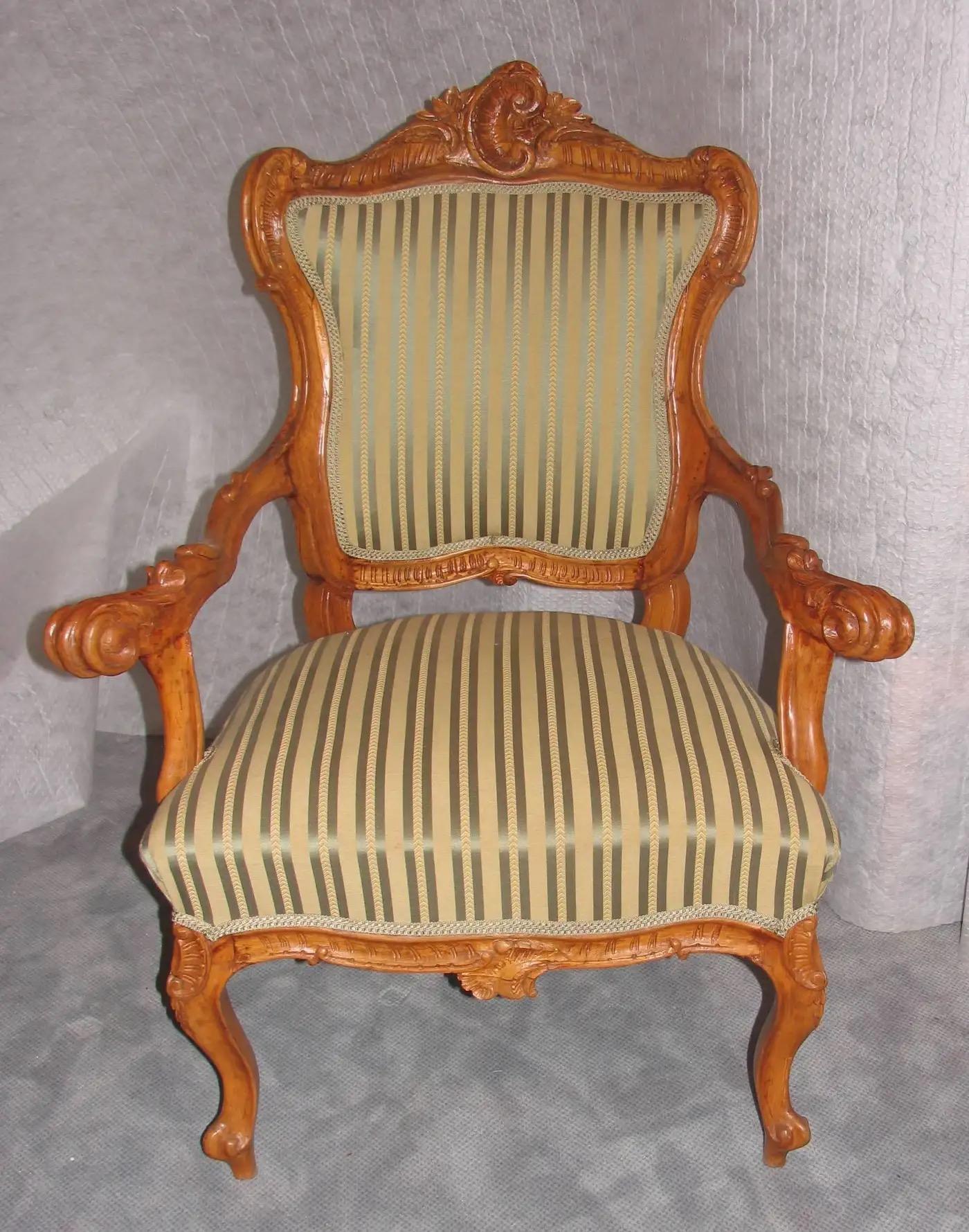 Suite da salotto barocca italiana, unica e molto particolare, composta da due poltrone e un divano. Legno di pioppo squisitamente intagliato con motivi tipici del barocco, tra cui volute, fiori e foglie. 
Questa suite proviene dalla collezione