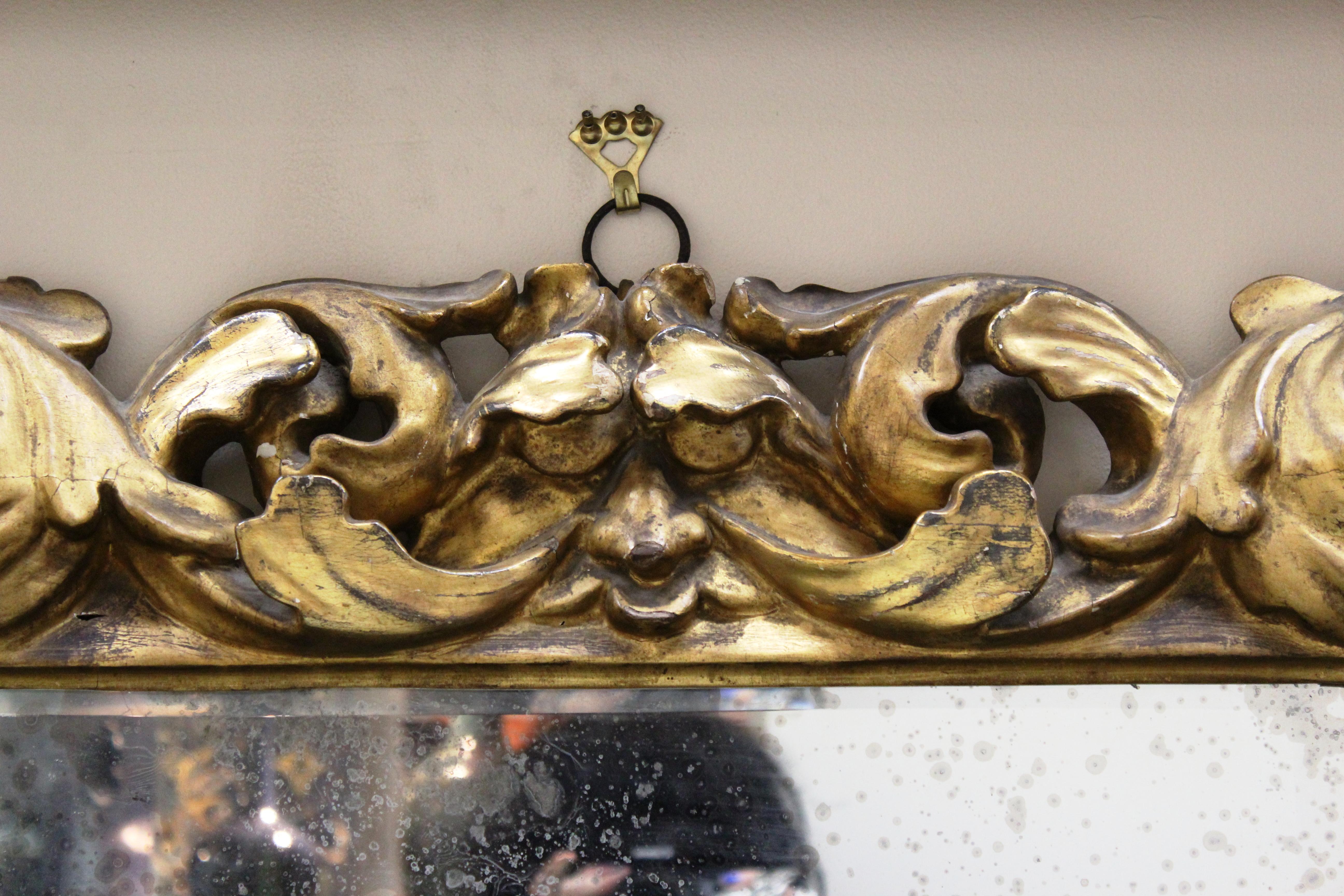 Italian Baroque Sculpted Giltwood Mirror with Acanthus Leaves Decor In Good Condition In New York, NY