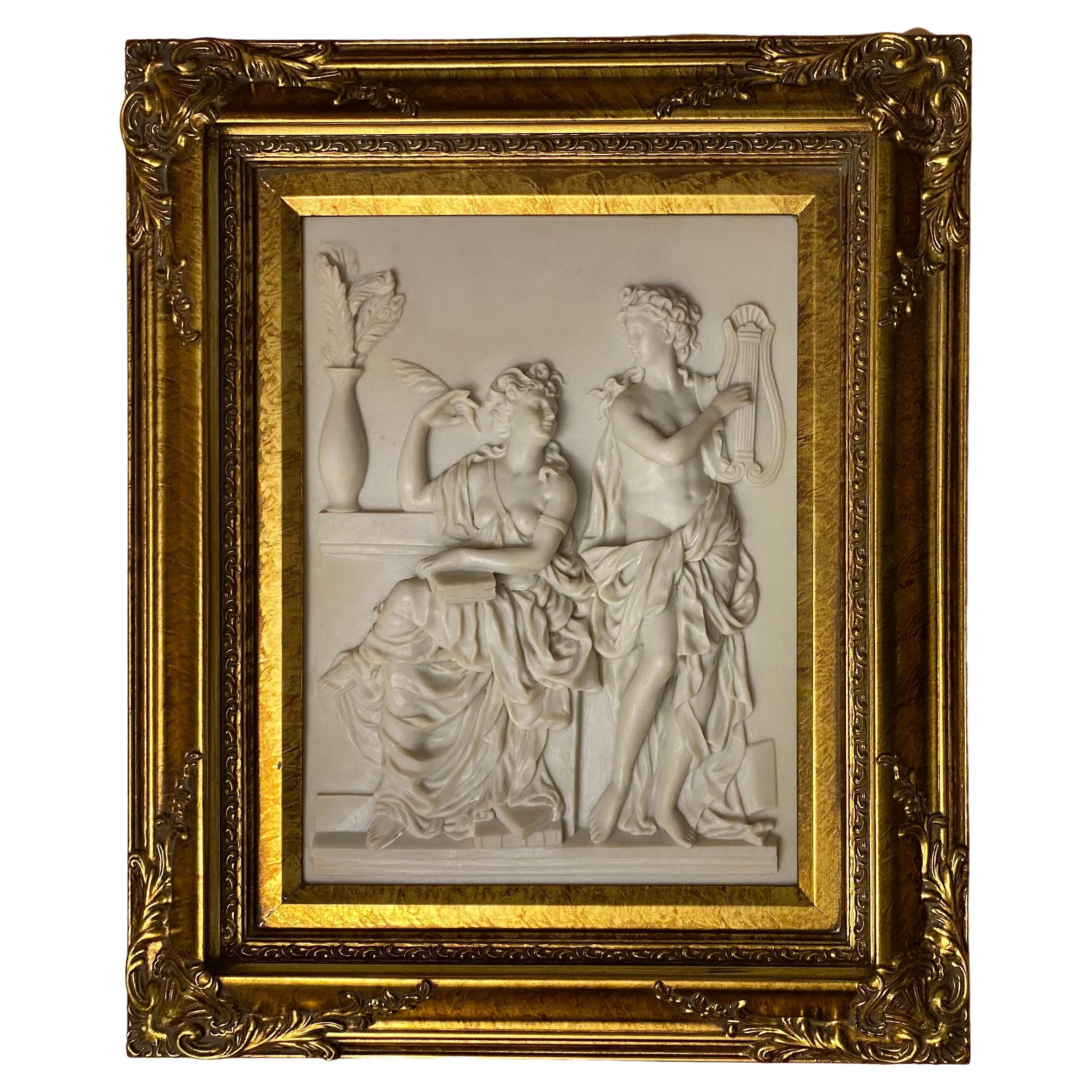 Scultura barocca italiana a bassorilievo a tema musicale con cornice in legno dorato