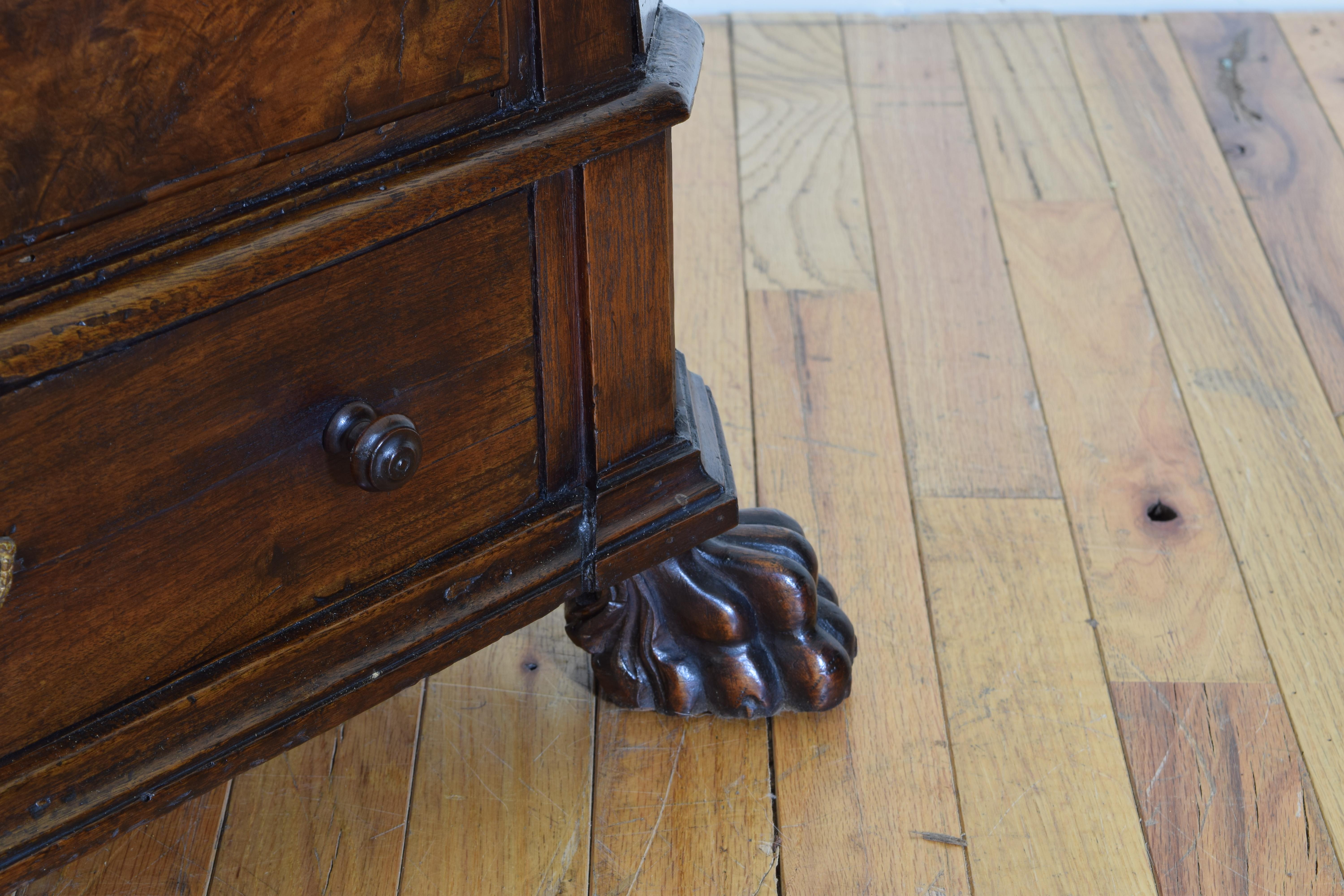 Italian Baroque Shaped and Carved Walnut 5-Drawer Comodino, Late 17th Century 5