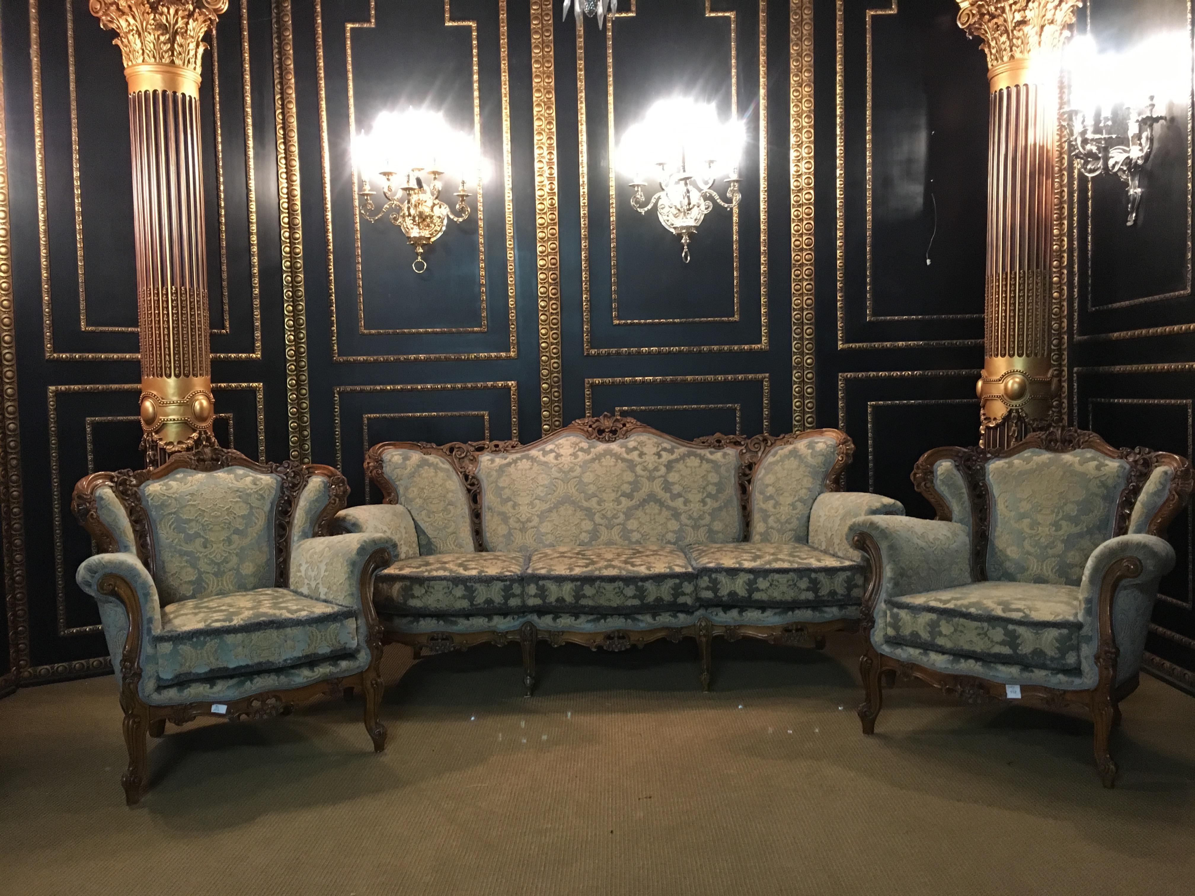 We present you a noble Italian couch set in Baroque style. The furnishings include a three-seater sofa and two armchairs. The processed wood brings the Baroque style to commendable. The carvings include entwined leafy tendrils and flowers. The