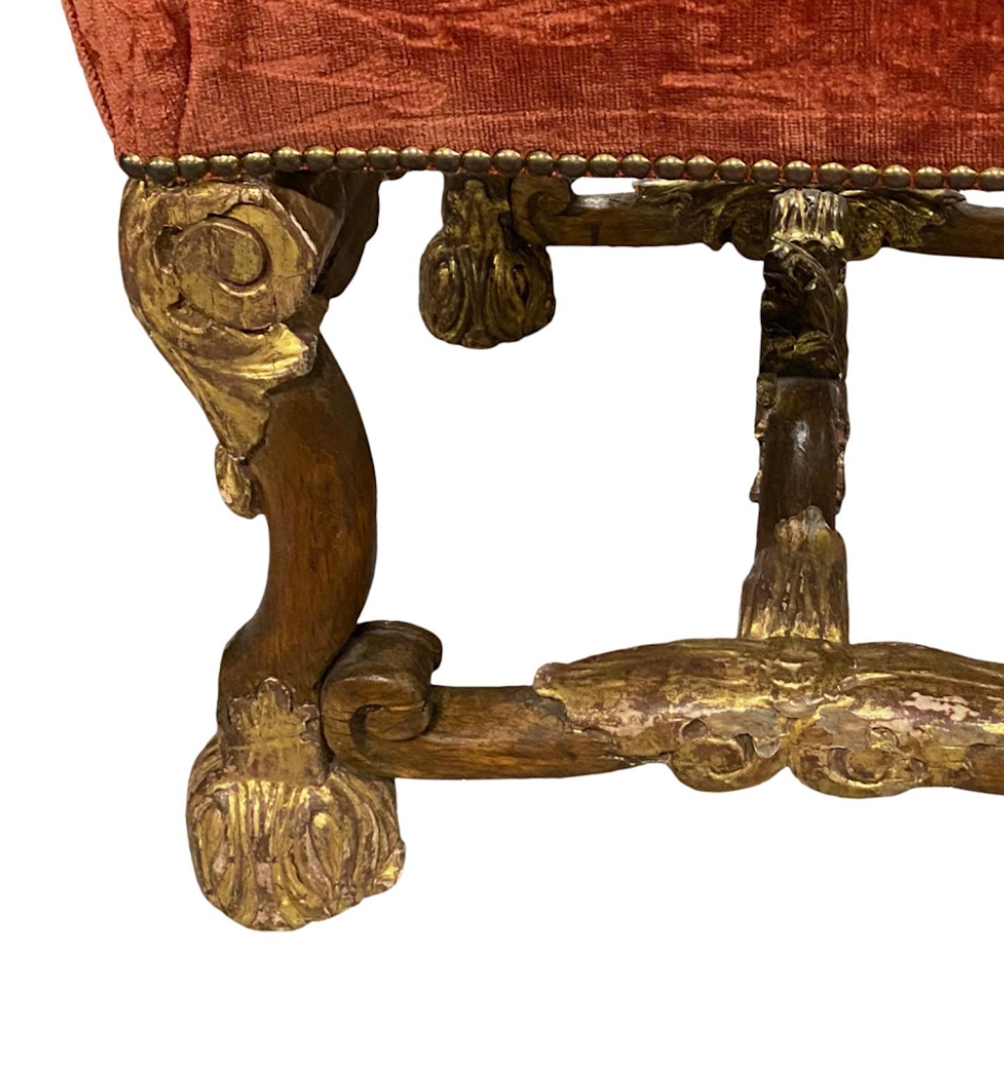 Tabouret baroque italien avec tapisserie en velours, pieds à volutes et pieds pattes dorés

18 1/2″H x 19″L x 18″D

19ème siècle, état antique robuste
