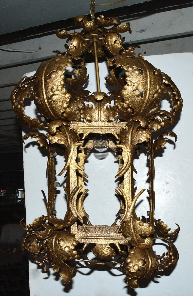 Lanterne suspendue de grande taille et impressionnante, de style baroque italien antique, dorée à l'or fin, à une seule lumière. Le style italien majestueux et ses proportions en font un accent parfait et frappant dans n'importe quelle pièce, qu'il