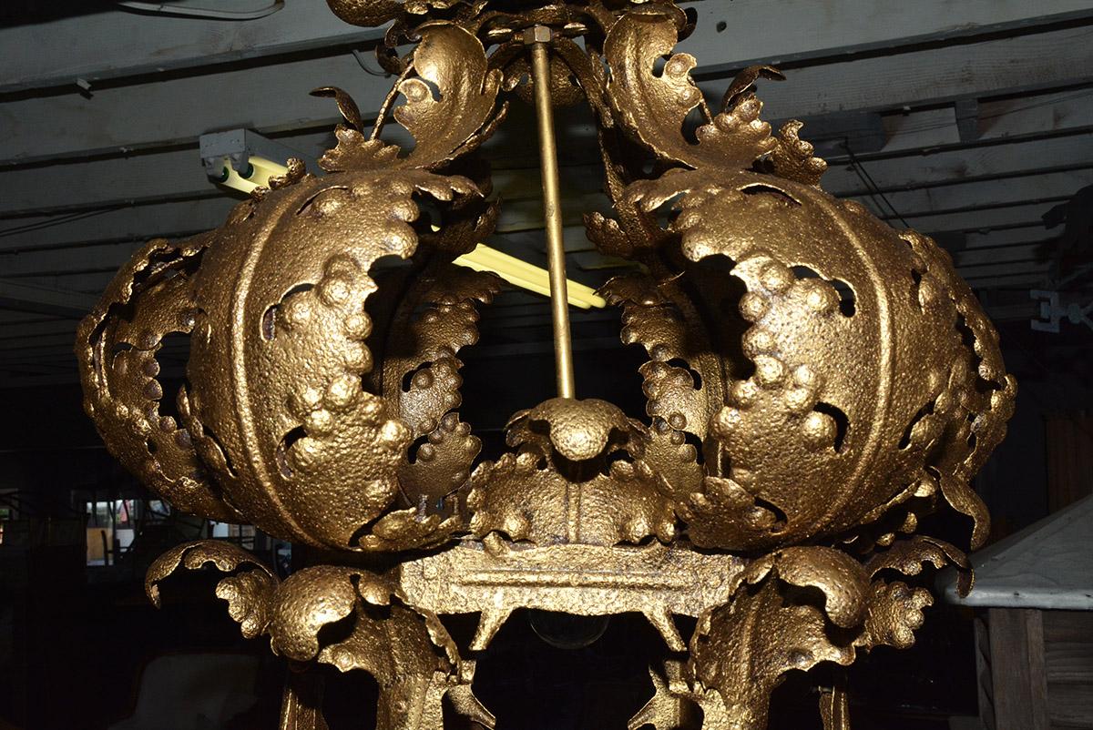 Fer Lanterne suspendue italienne de style baroque du 19ème siècle en tôle en vente