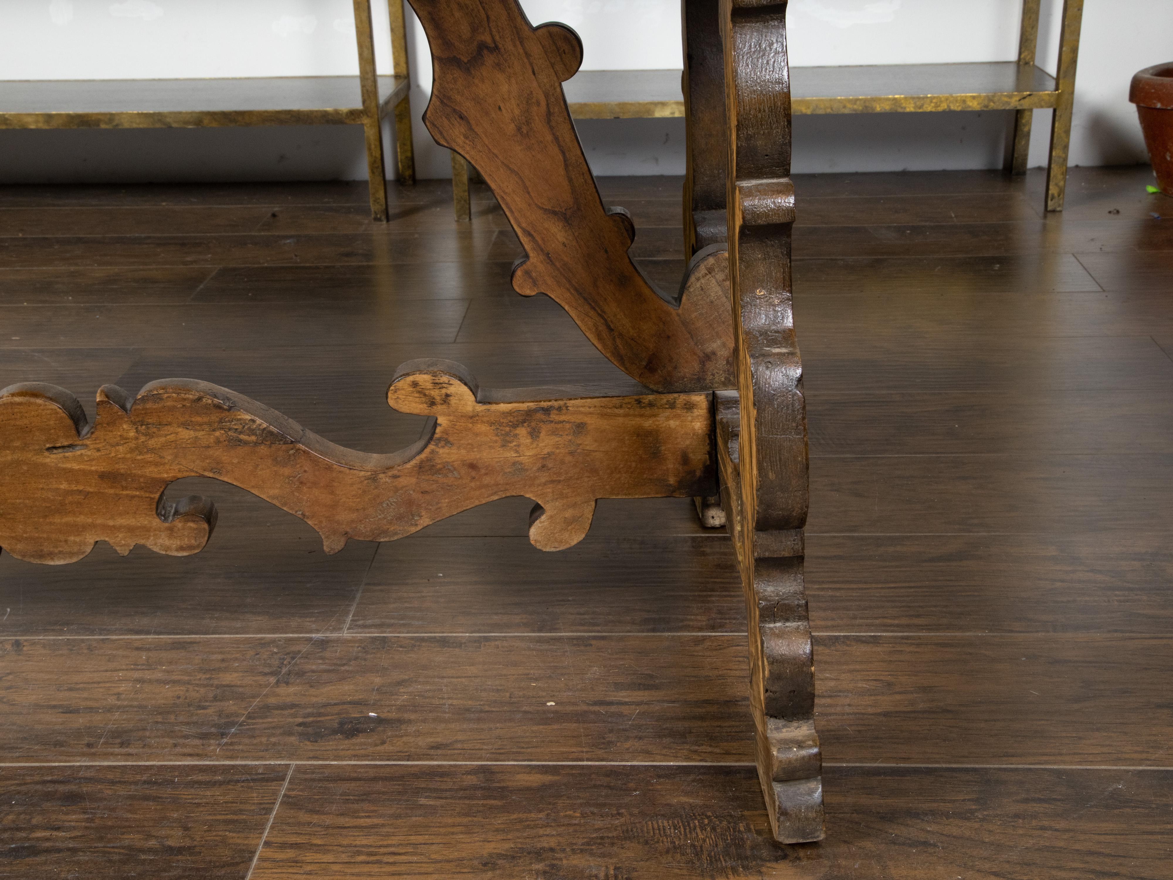 Italienischer Barocktisch aus Nussbaum des 19. Jahrhunderts mit geschnitztem Gestell im Angebot 5