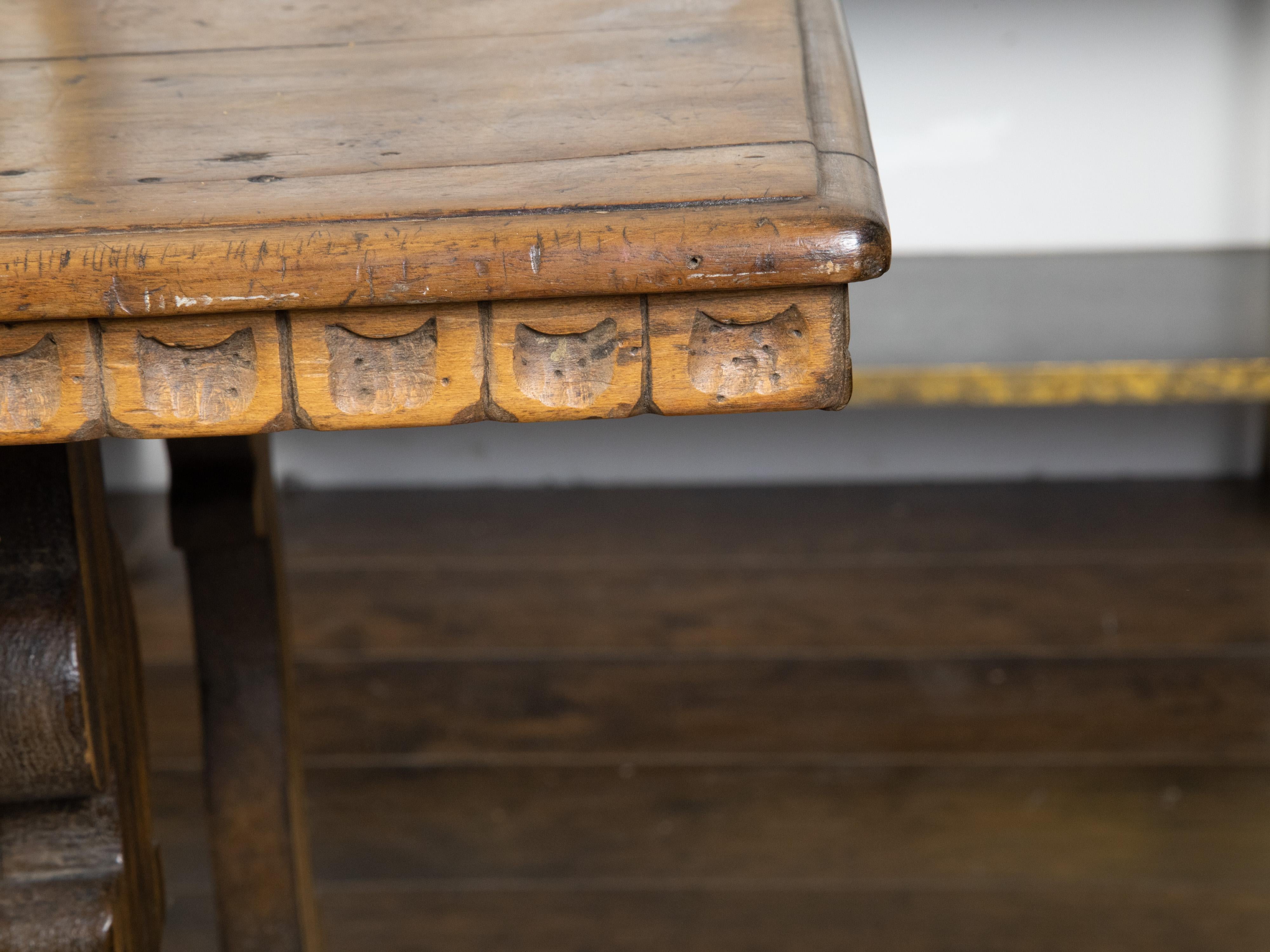Italienischer Barocktisch aus Nussbaum des 19. Jahrhunderts mit geschnitztem Gestell im Angebot 6