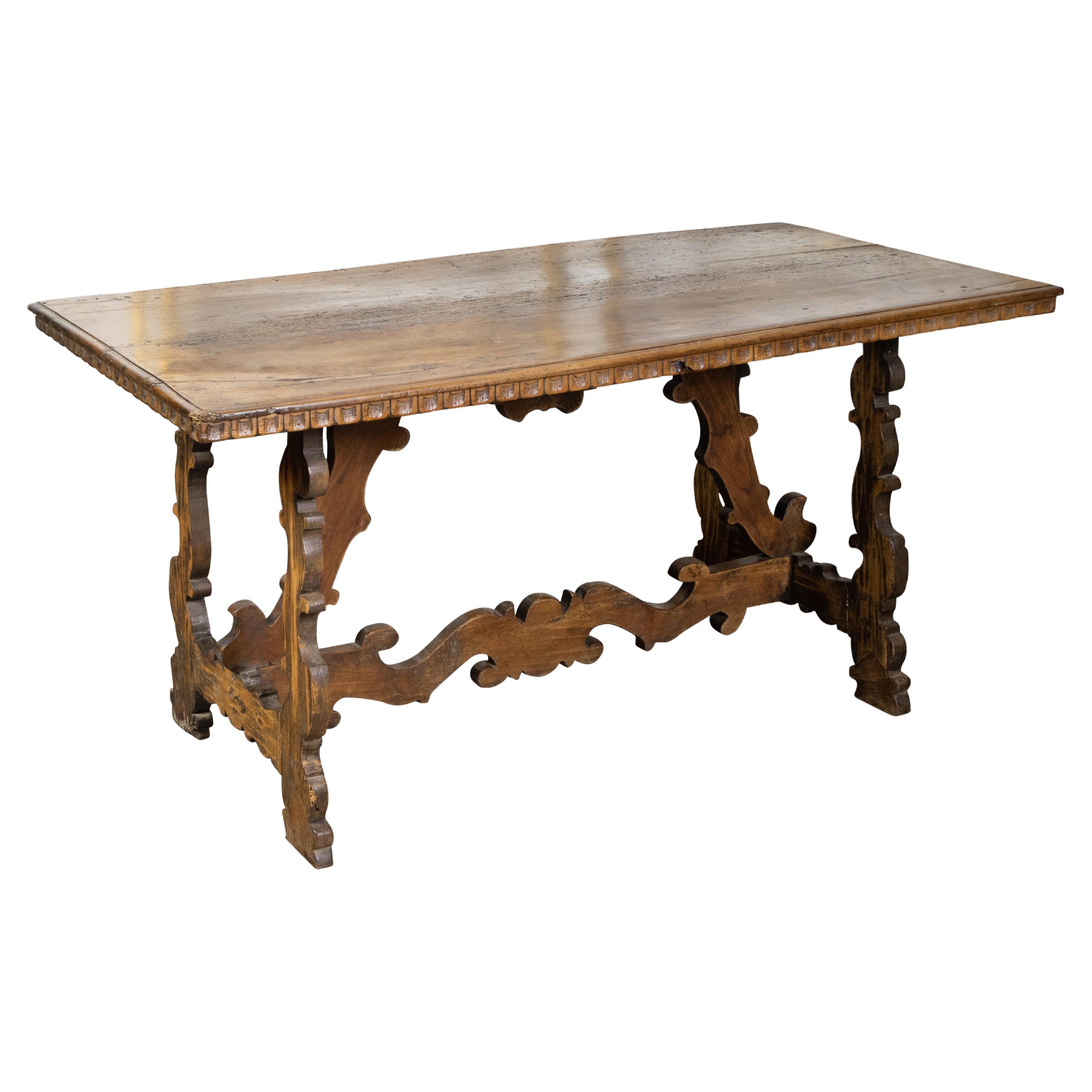 Table italienne de style baroque du 19ème siècle en noyer avec base à tréteaux sculptée