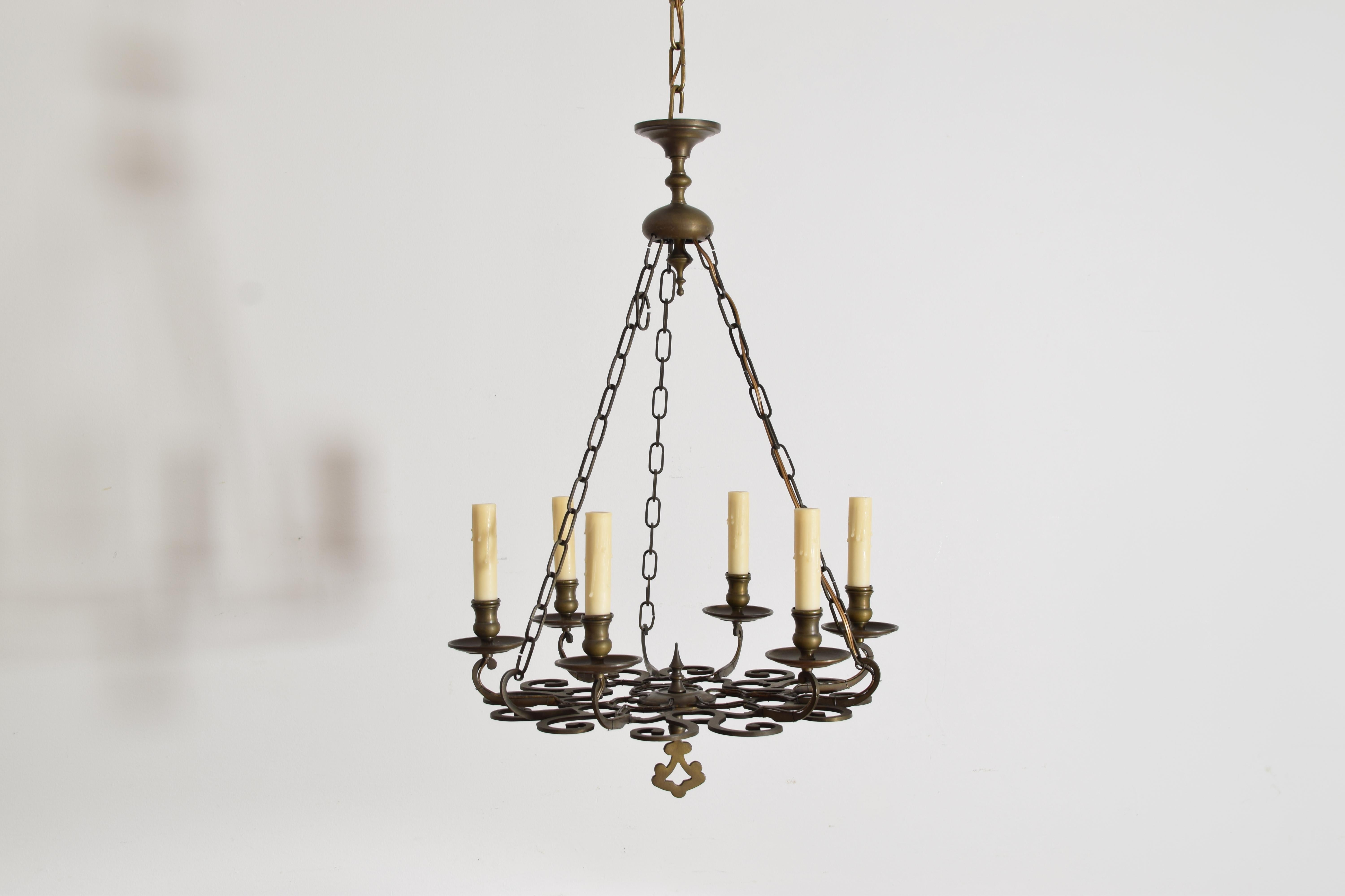 con un baldacchino dalla forma interessante che emette catene originali su una struttura a volute aperte con 6 bobeches e portacandele, il centro del lampadario con un terminale a spillo e un terminale ad anello sagomato, recentemente cablato