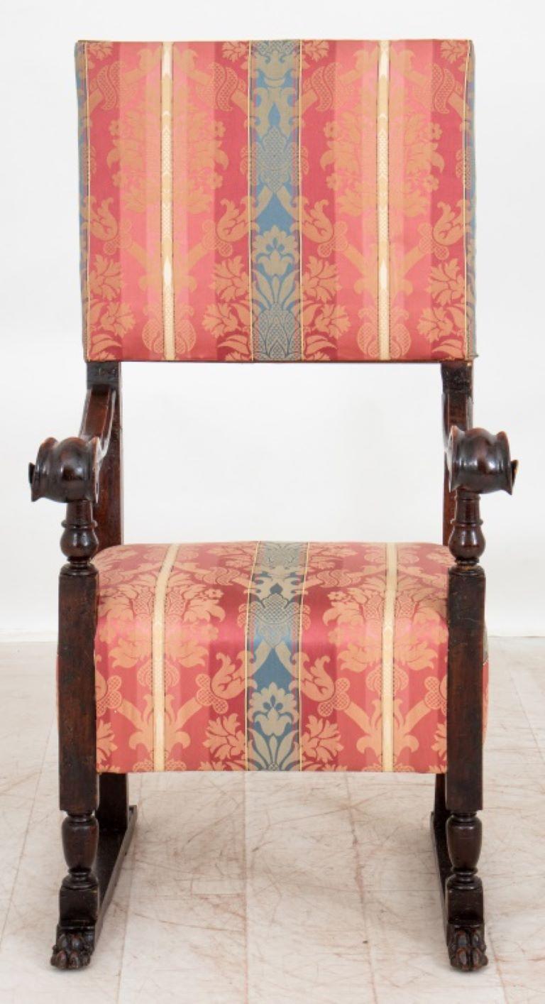 Italienischer Armlehnstuhl im Barockstil, 19. Jahrhundert, mit gepolsterter Rückenlehne und geschwungenen Volutenarmen über gepolstertem Sitz mit gedrechselten Beinen.

Händler: S138XX