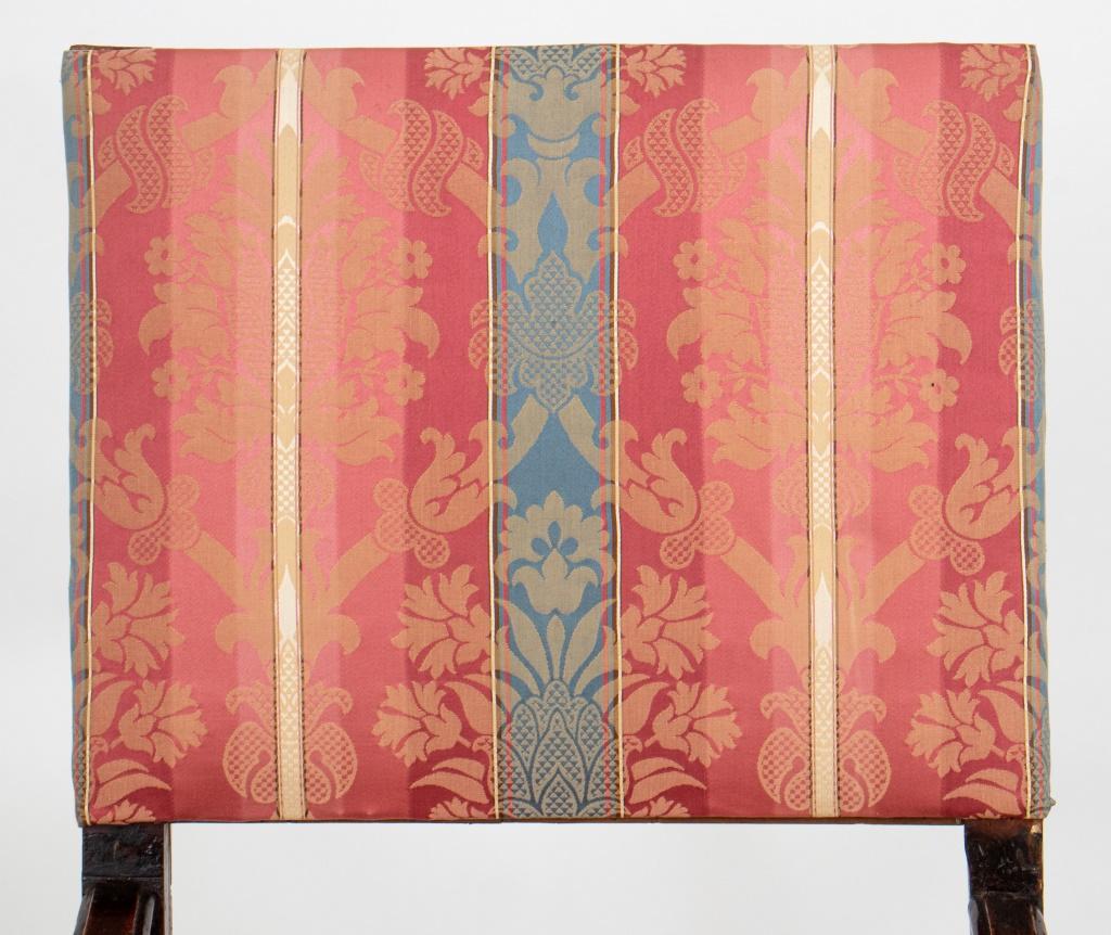 Sillón italiano de estilo barroco, siglo XIX, con respaldo tapizado y brazos en voluta con volutas sobre asiento tapizado con patas torneadas. 52