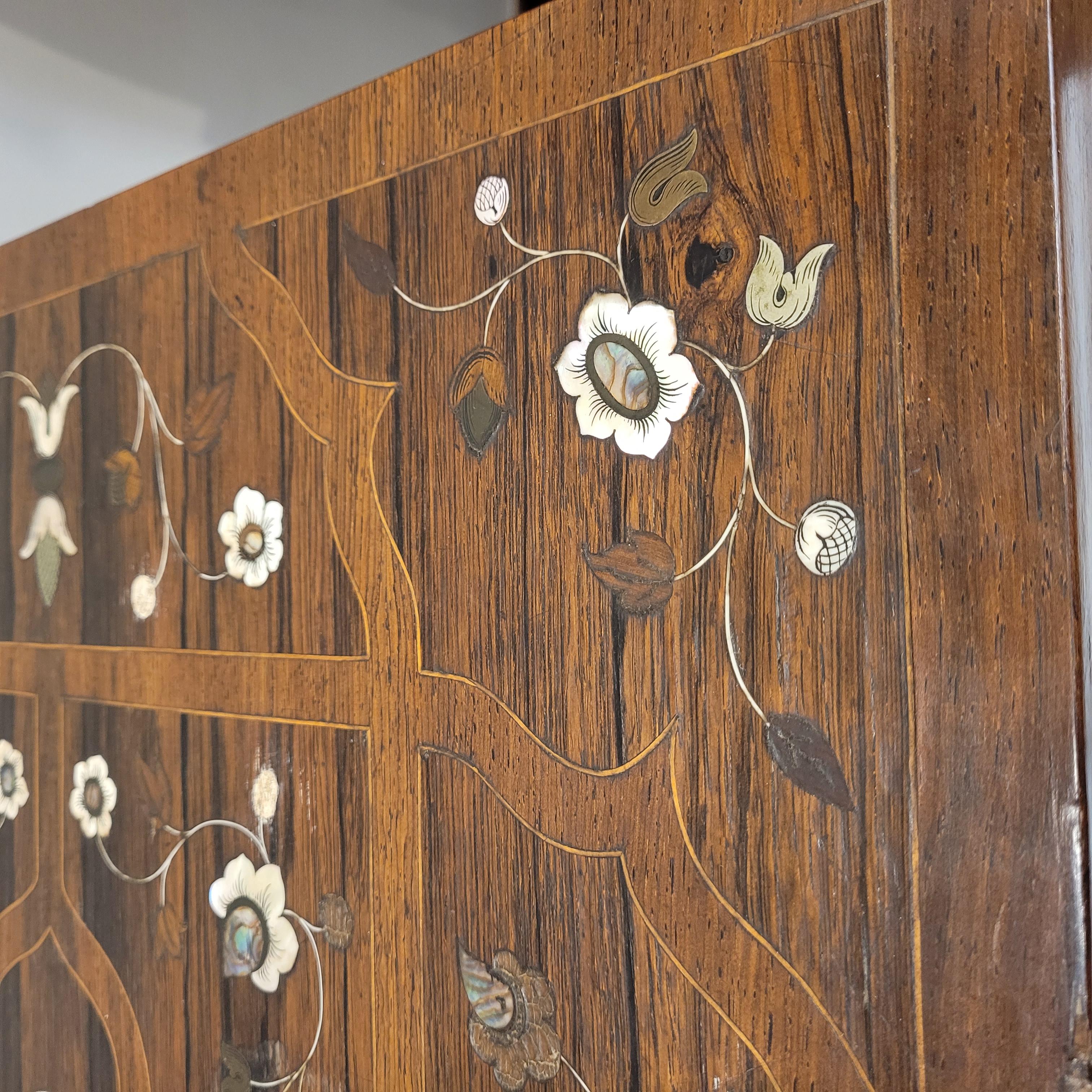Table d'appoint ou buffet de style baroque italien nacre, os en vente 3