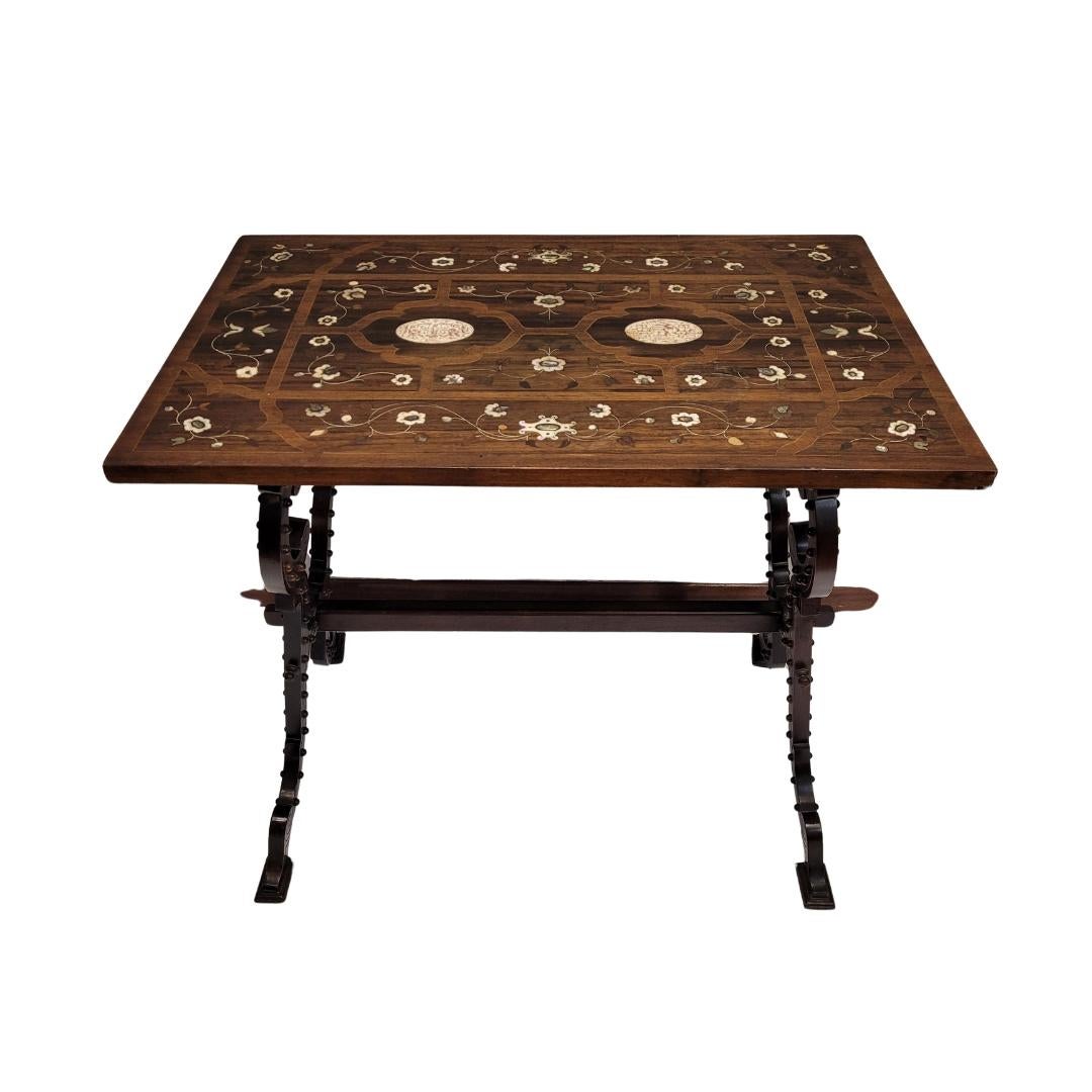 
Superbe table d'appoint ou buffet de style baroque du 19ème siècle italien avec un plateau en incrustation florale raffinée en nacre et os sur bois précieux. Magnifique décor floral avec des vignes et des fleurs délicates qui courent sur toute la