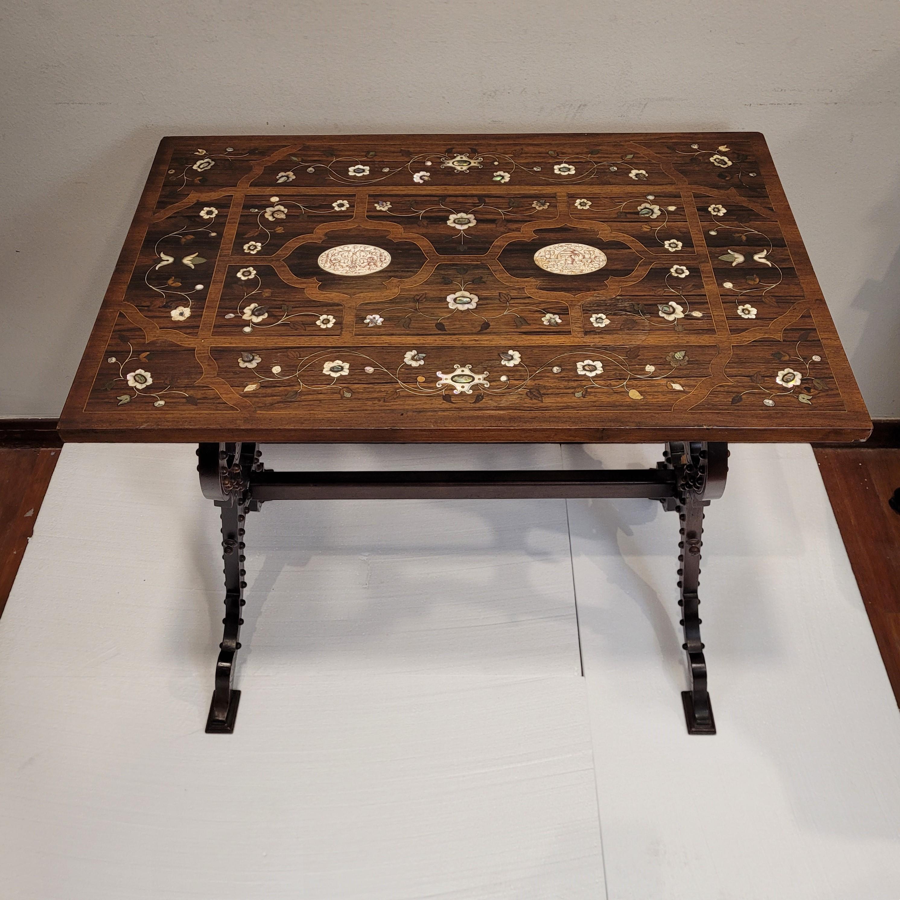 Milieu du XIXe siècle Table d'appoint ou buffet de style baroque italien nacre, os en vente