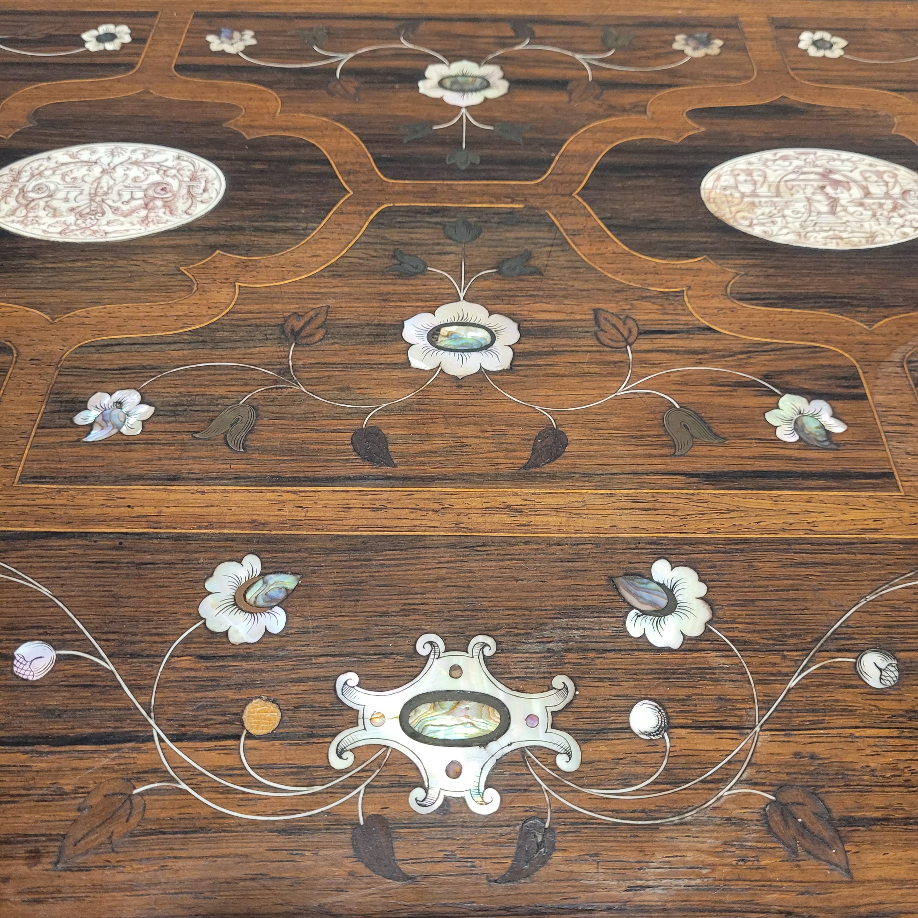 Table d'appoint ou buffet de style baroque italien nacre, os en vente 1