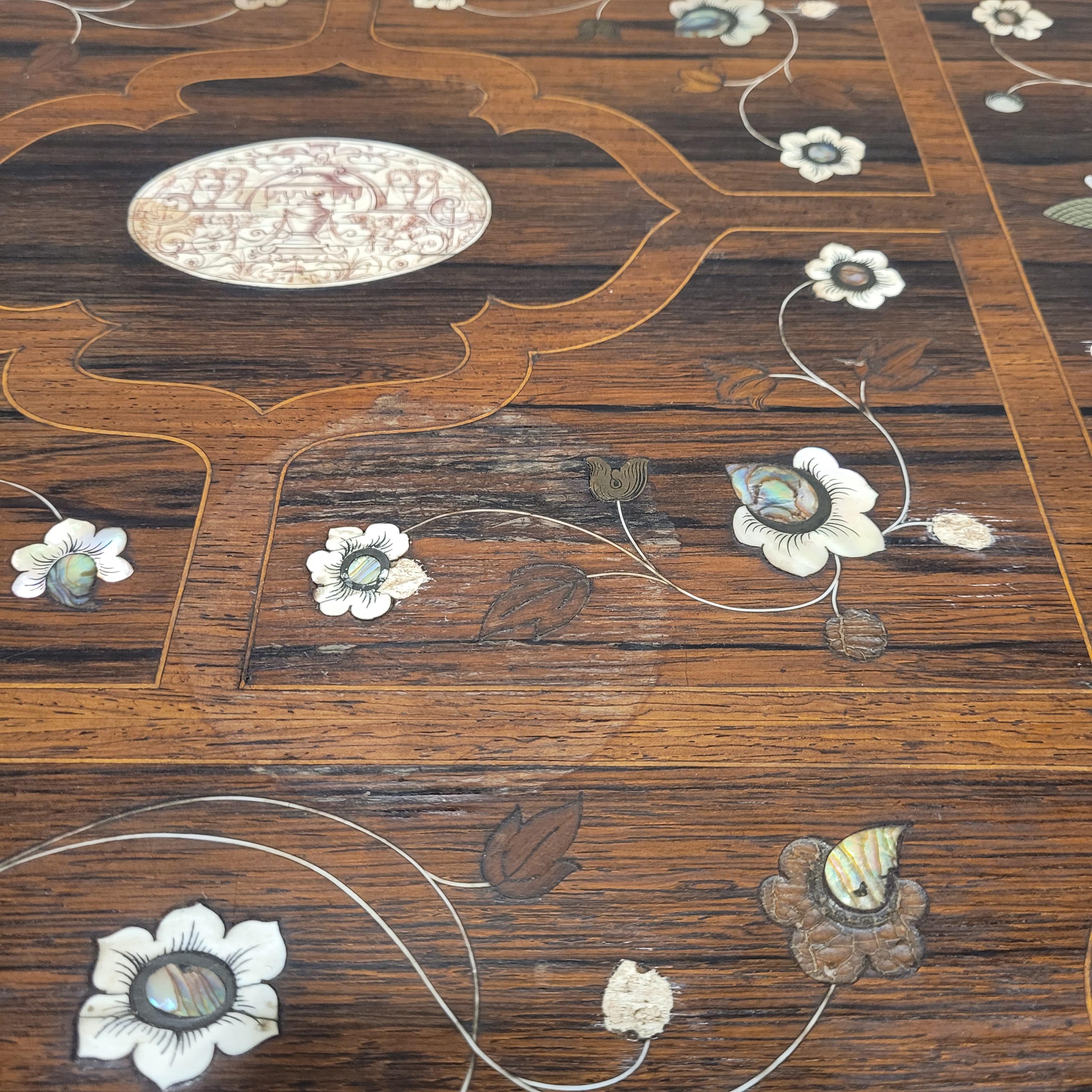 Table d'appoint ou buffet de style baroque italien nacre, os en vente 2