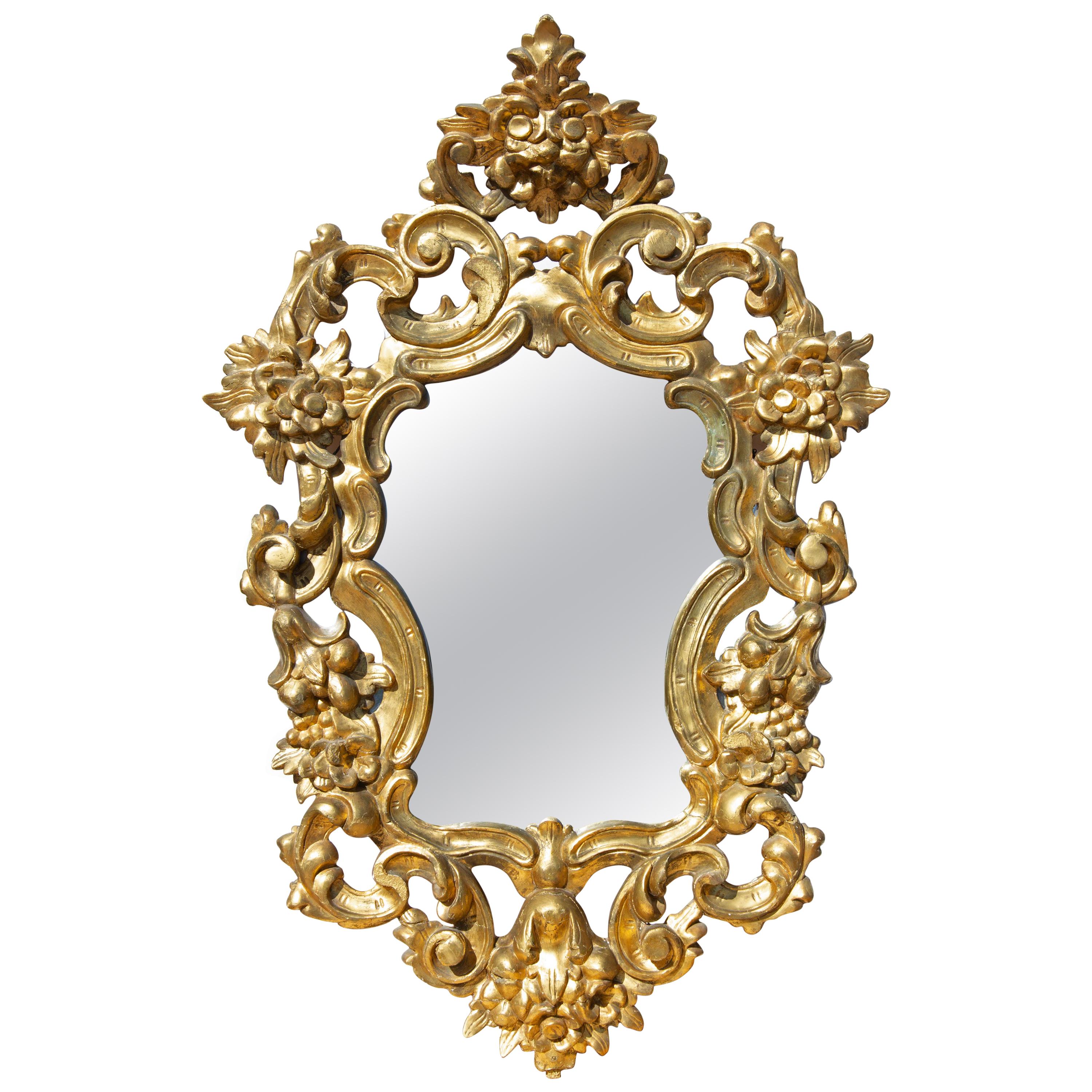 Miroir italien de style baroque sculpté et doré, 19e siècle