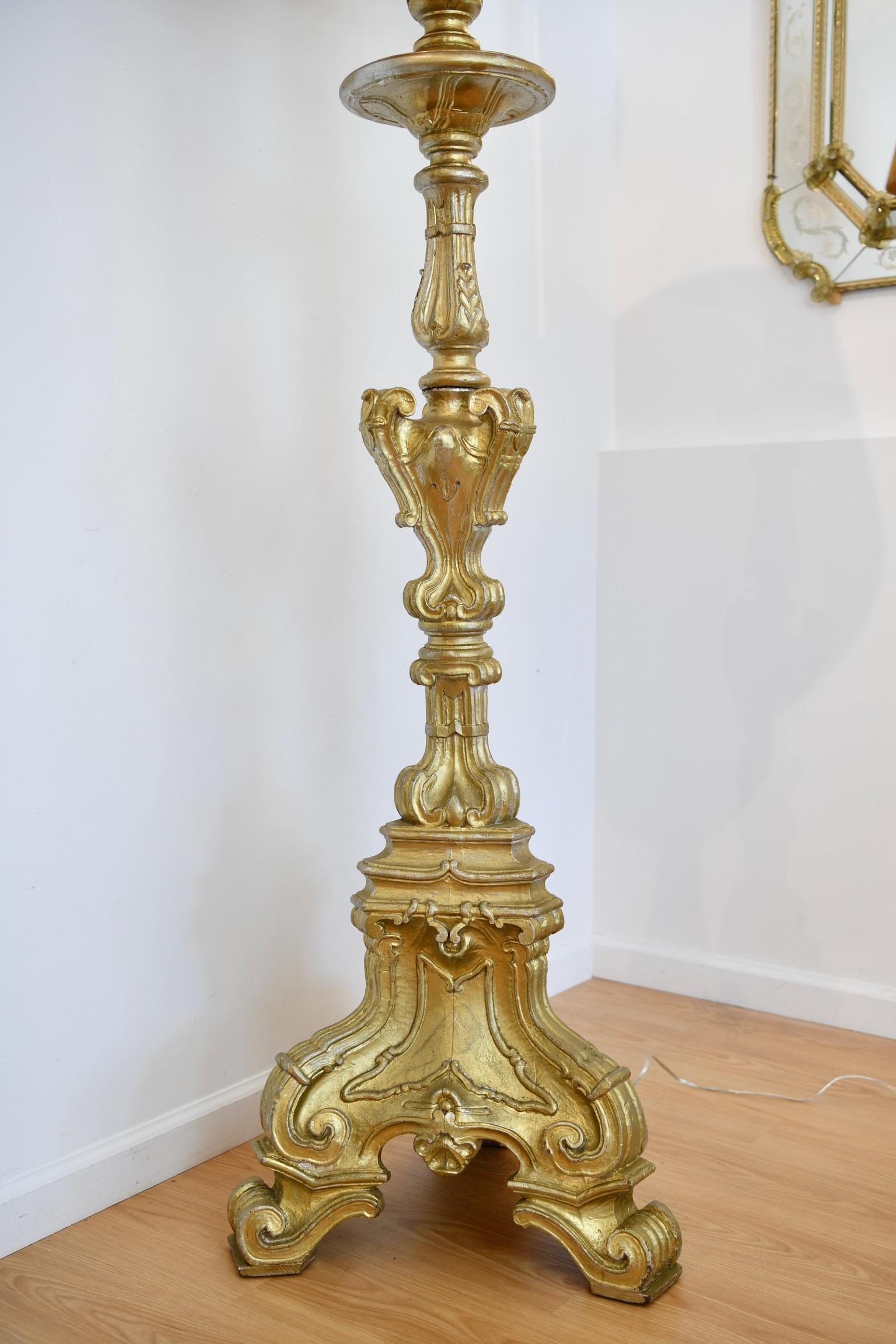 Lampadaire italien de style baroque en bois doré sculpté en vente 4