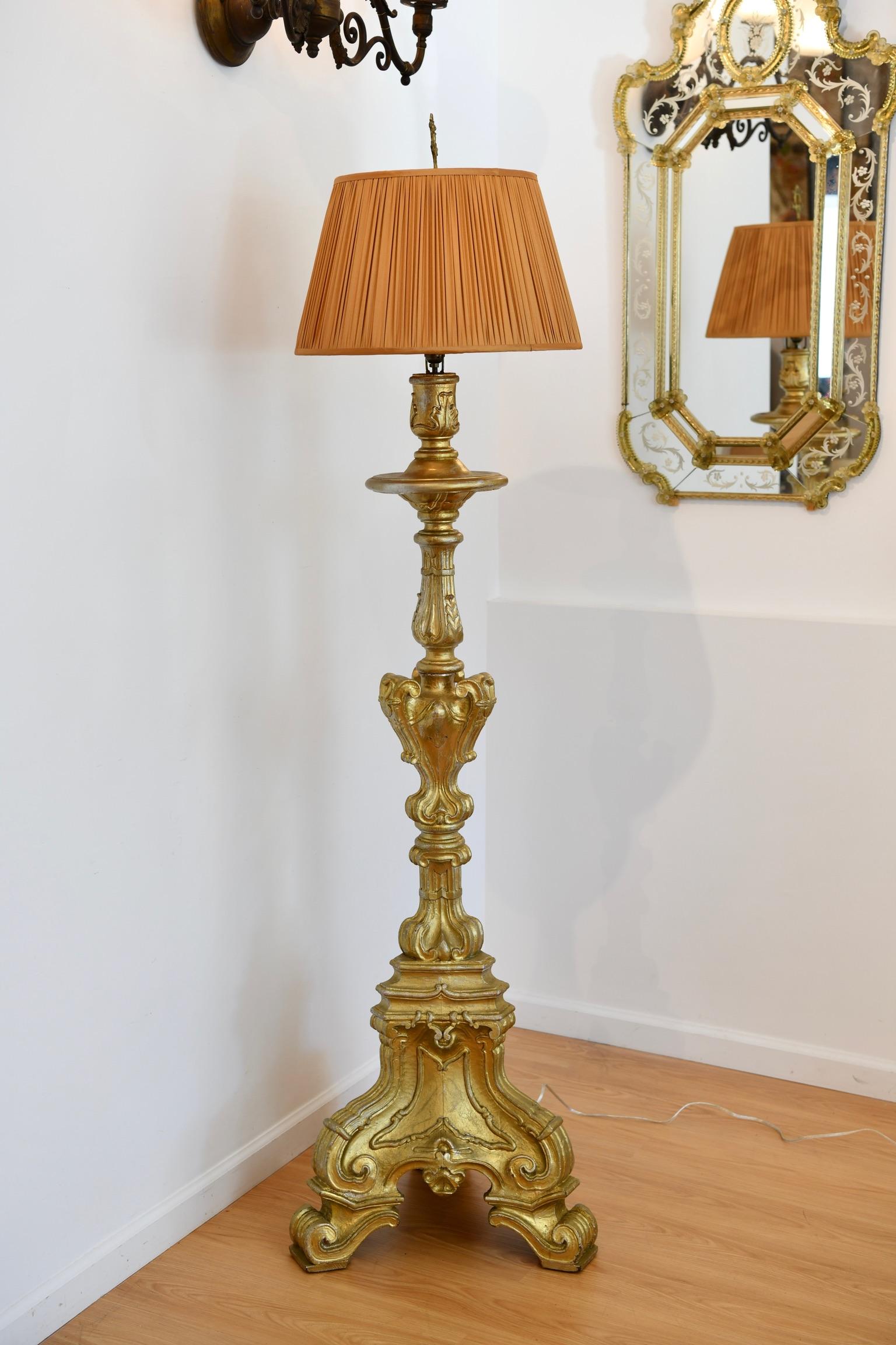 Baroque Lampadaire italien de style baroque en bois doré sculpté en vente