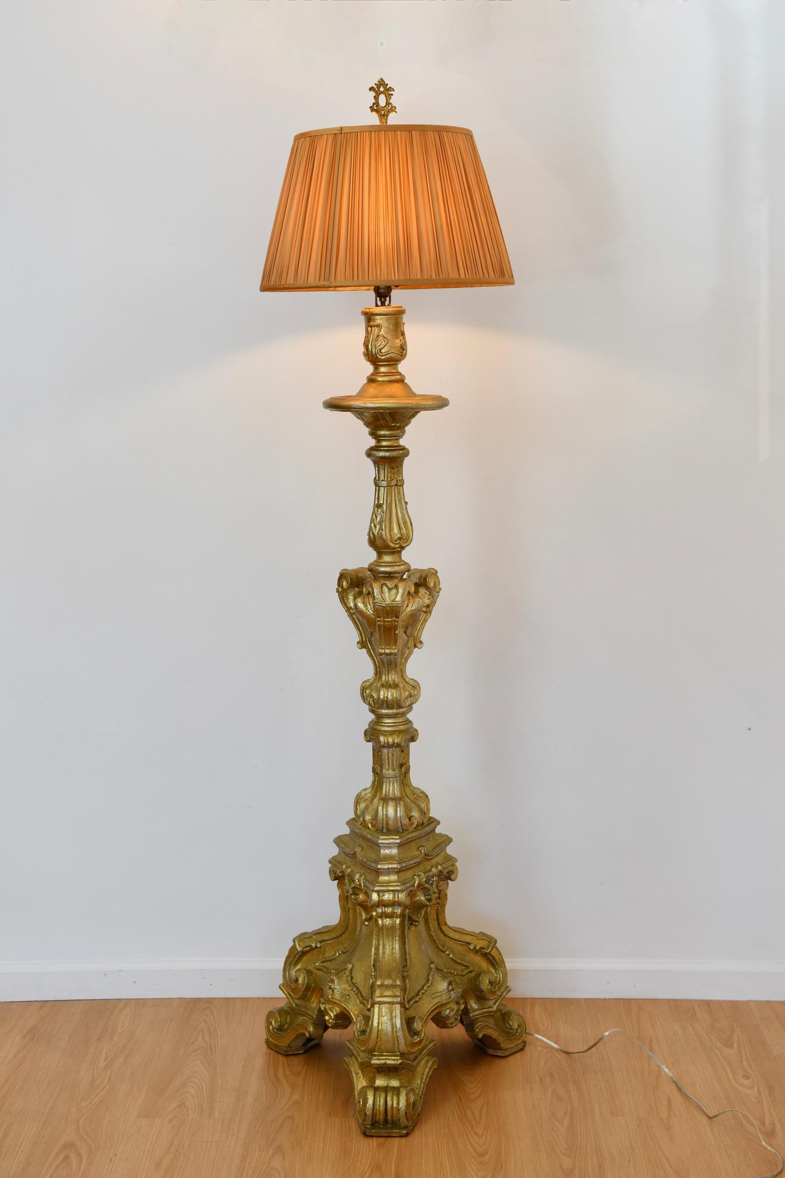 20th Century Italian Baroque-Style Carved Giltwood Floor Lamp For Sale