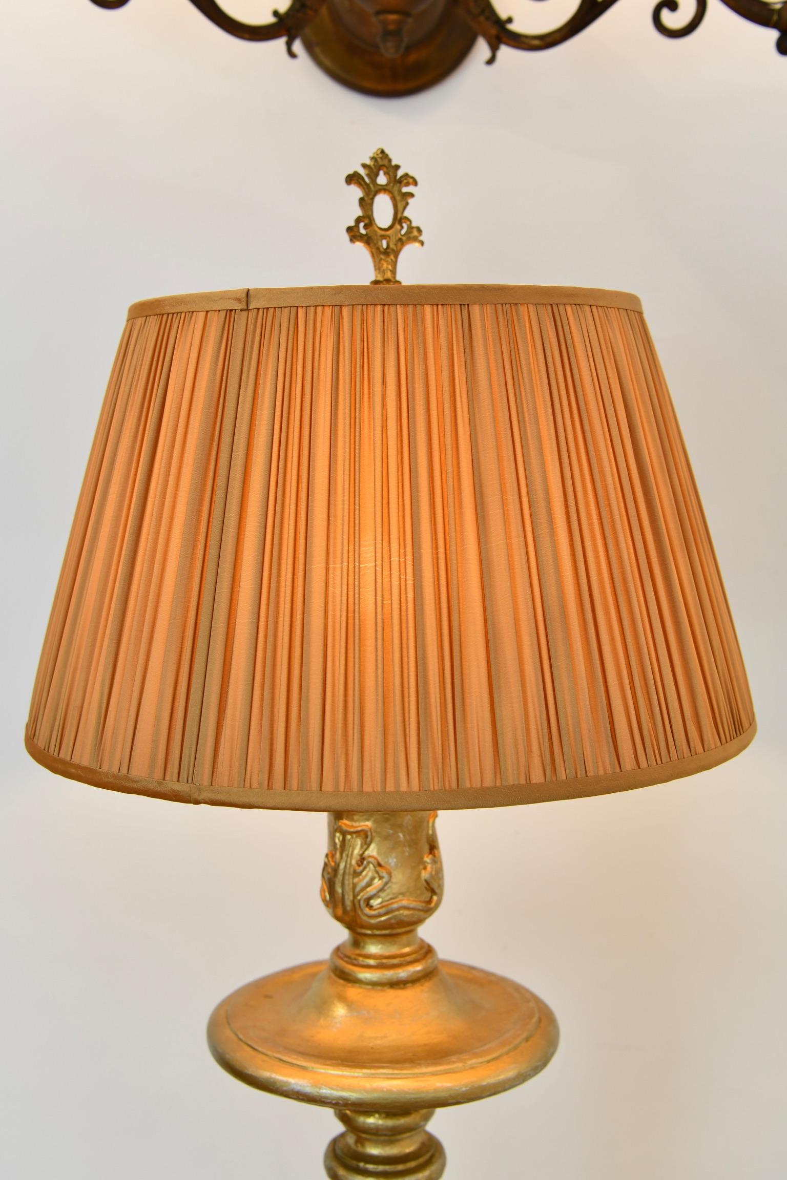 Italienische Stehlampe im Barockstil aus geschnitztem Giltwood (Vergoldetes Holz) im Angebot
