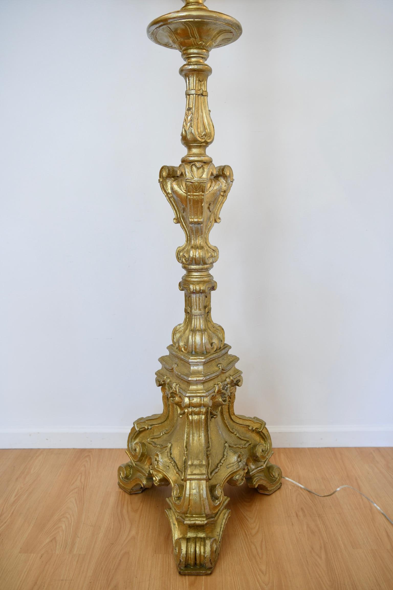 Lampadaire italien de style baroque en bois doré sculpté en vente 3