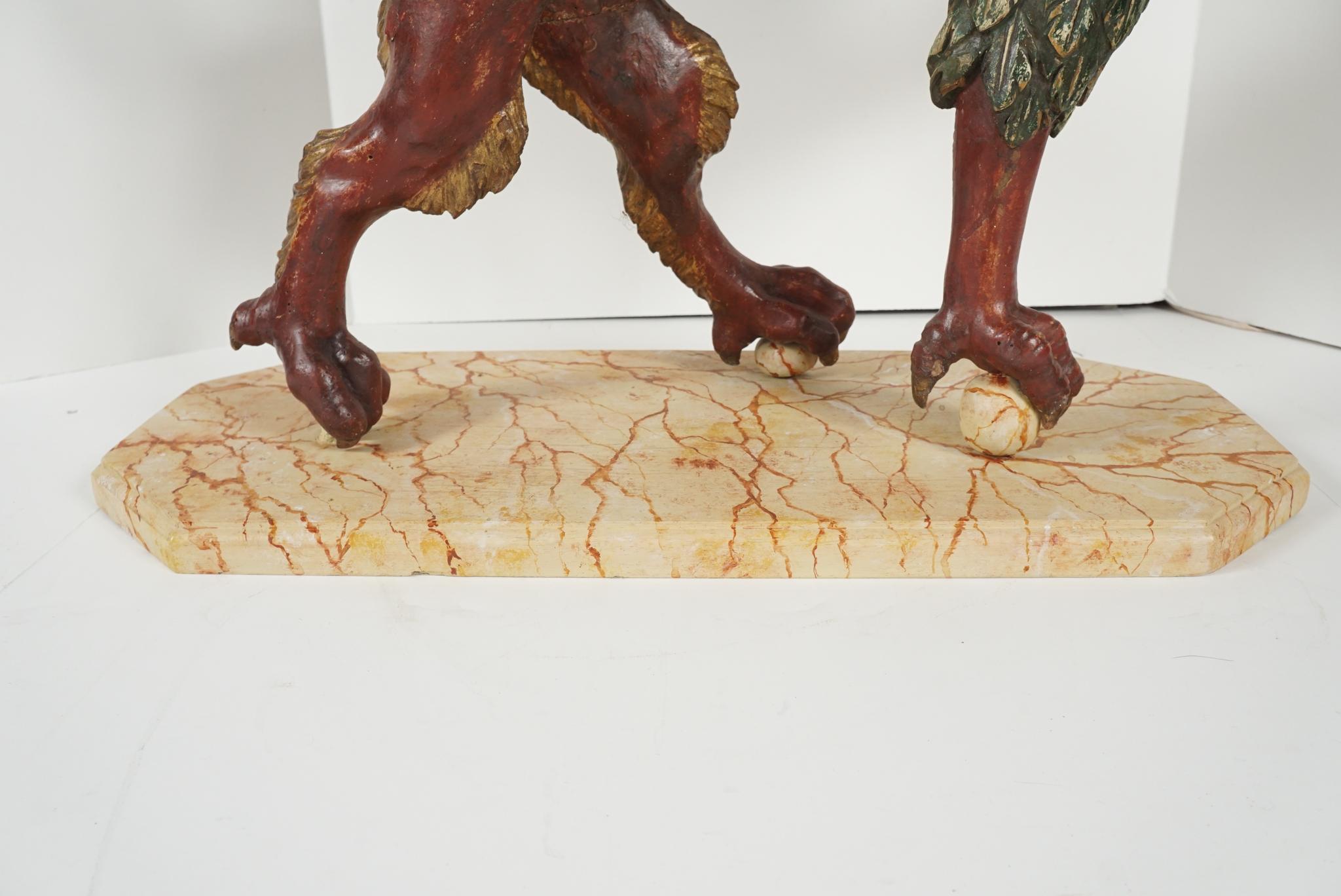 Figure d'un Griffon de Style Baroque Italien en Bois Sculpté, Peint et Doré en vente 4