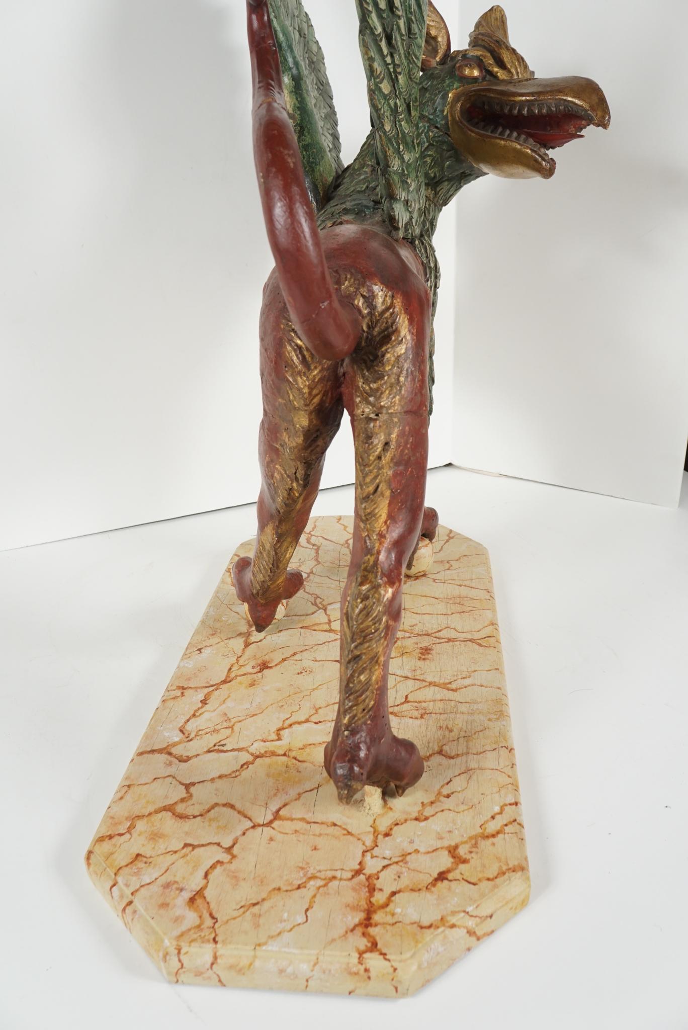 Figure d'un Griffon de Style Baroque Italien en Bois Sculpté, Peint et Doré en vente 5