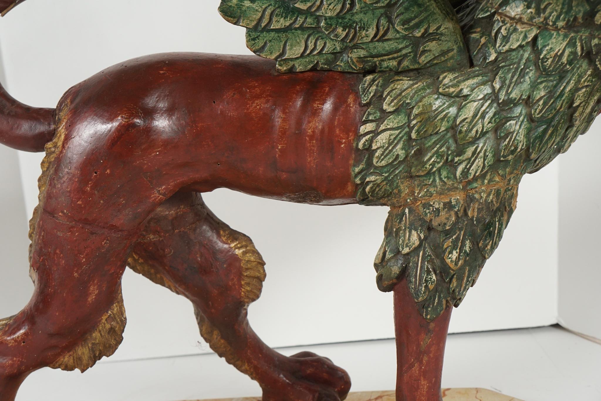 Figure d'un Griffon de Style Baroque Italien en Bois Sculpté, Peint et Doré en vente 1