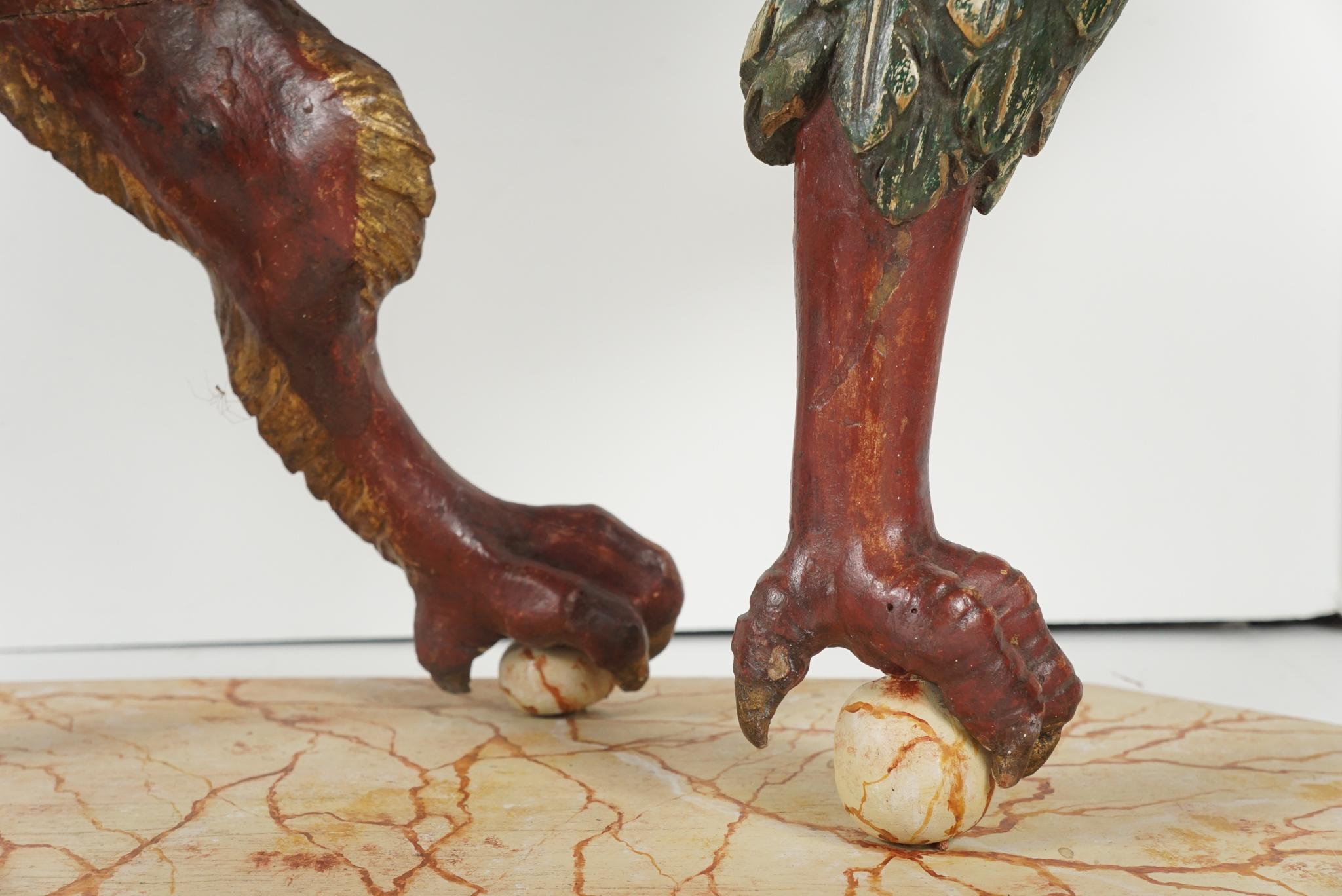 Figure d'un Griffon de Style Baroque Italien en Bois Sculpté, Peint et Doré en vente 3